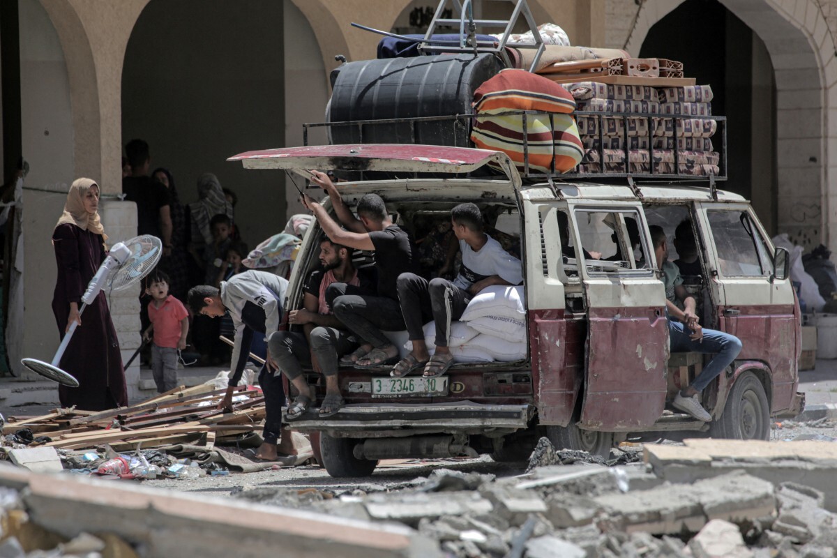 Người dân Palestine thu dọn đồ đạc chuẩn bị rời thành phố Rafah, miền nam Gaza ngày 12/5. Ảnh: AFP