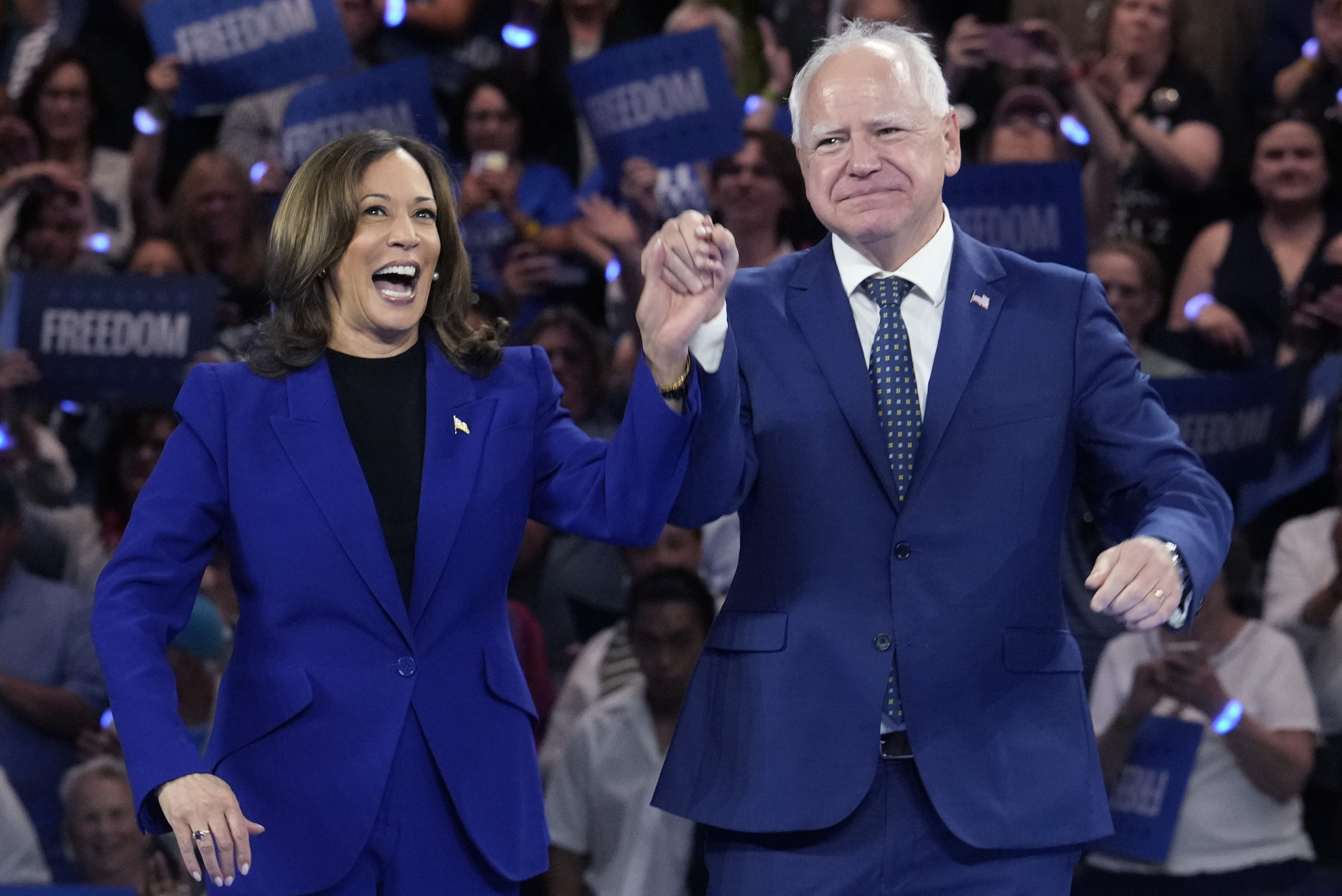 Ứng viên tổng thống đảng Dân chủ Kamala Harris và phó tướng Tim Walz tại cuộc vận động tranh cử ở Milwaukee, bang Wisconsin ngày 20/8. Ảnh: AP