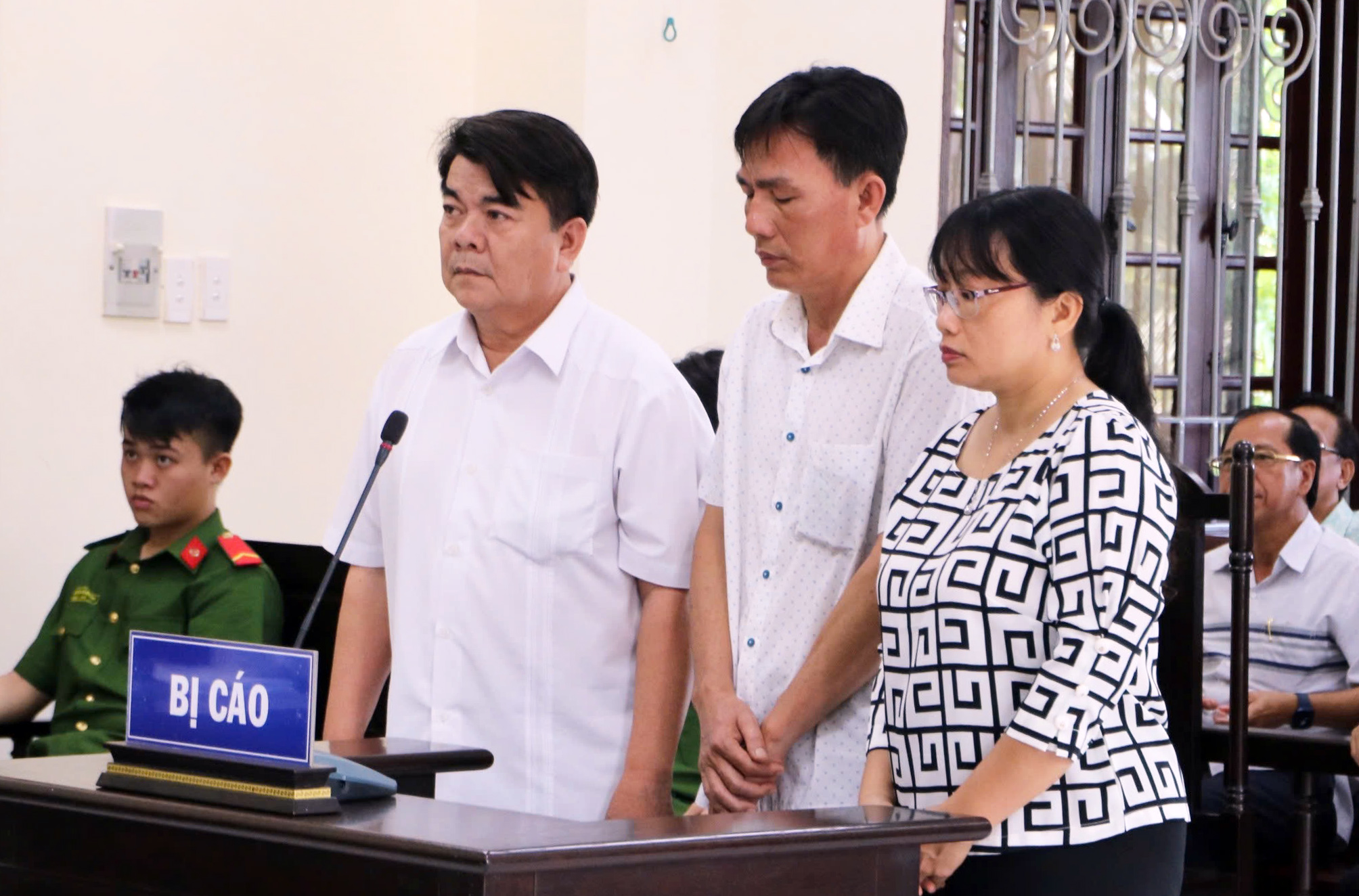 Bị cáo Nguyễn Văn Lành cùng hai thuộc cấp tại phiên tòa. Ảnh: Châu Thành