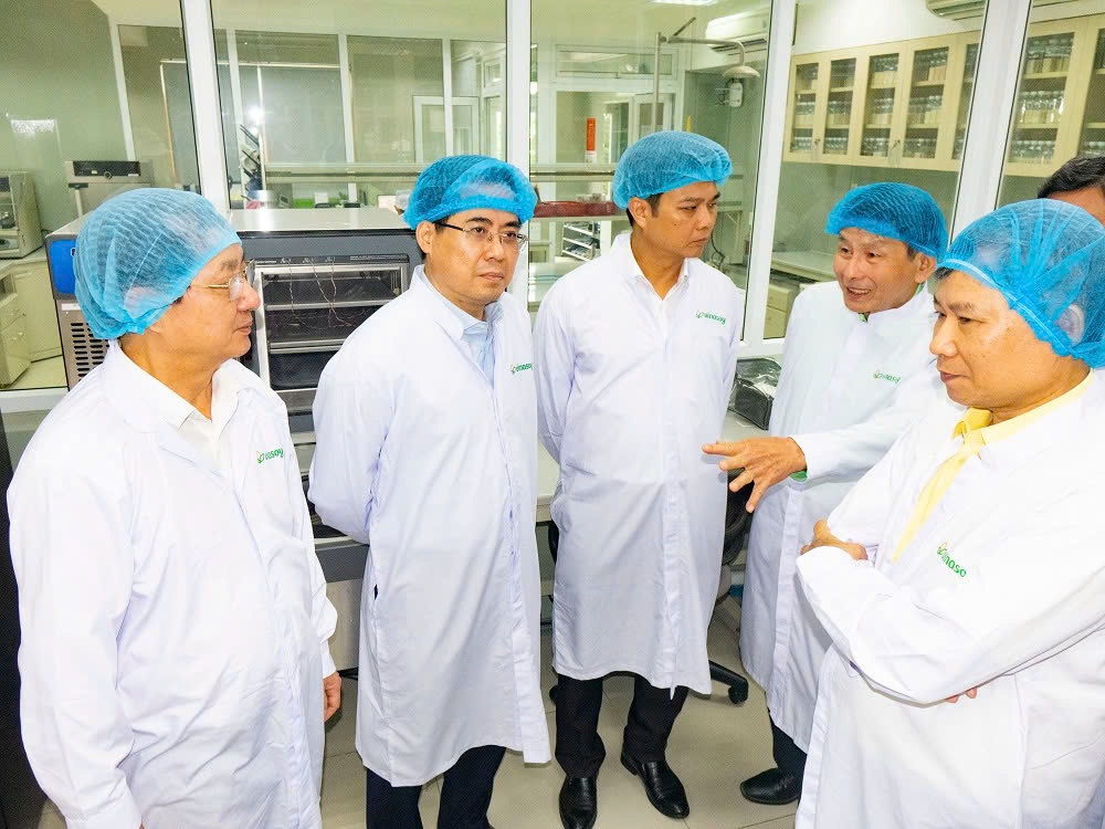 Bộ trưởng Huỳnh Thành Đạt (trái) thăm quan nhà máy công ty đường Quảng Ngãi. Ảnh: TTTT