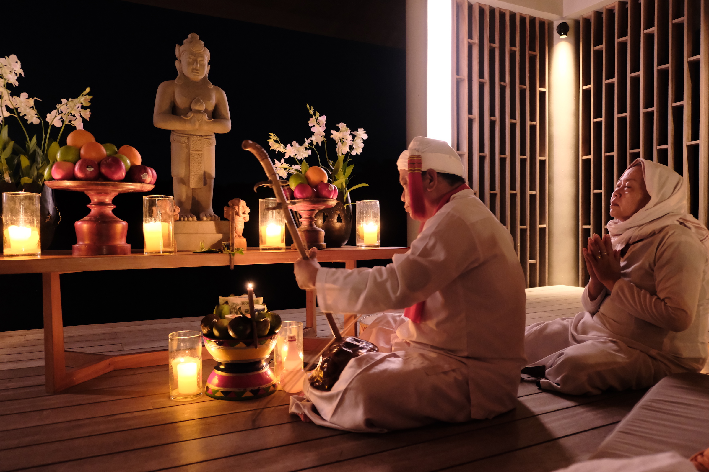 Ông Thập Aria và vợ đang làm lễ cầu an cho khách du lịch. Ảnh: Mai Nguyên