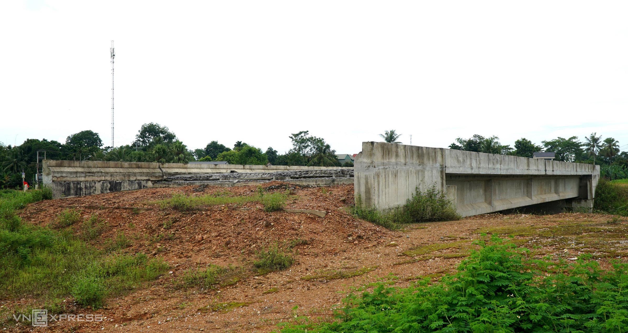 Một cây cầu trên tuyến đường từ trung tâm TP Thanh Hoá đi cảng hàng không Thọ Xuân đã lao dầm song chưa có đường dẫn. Ảnh: Lê Hoàng