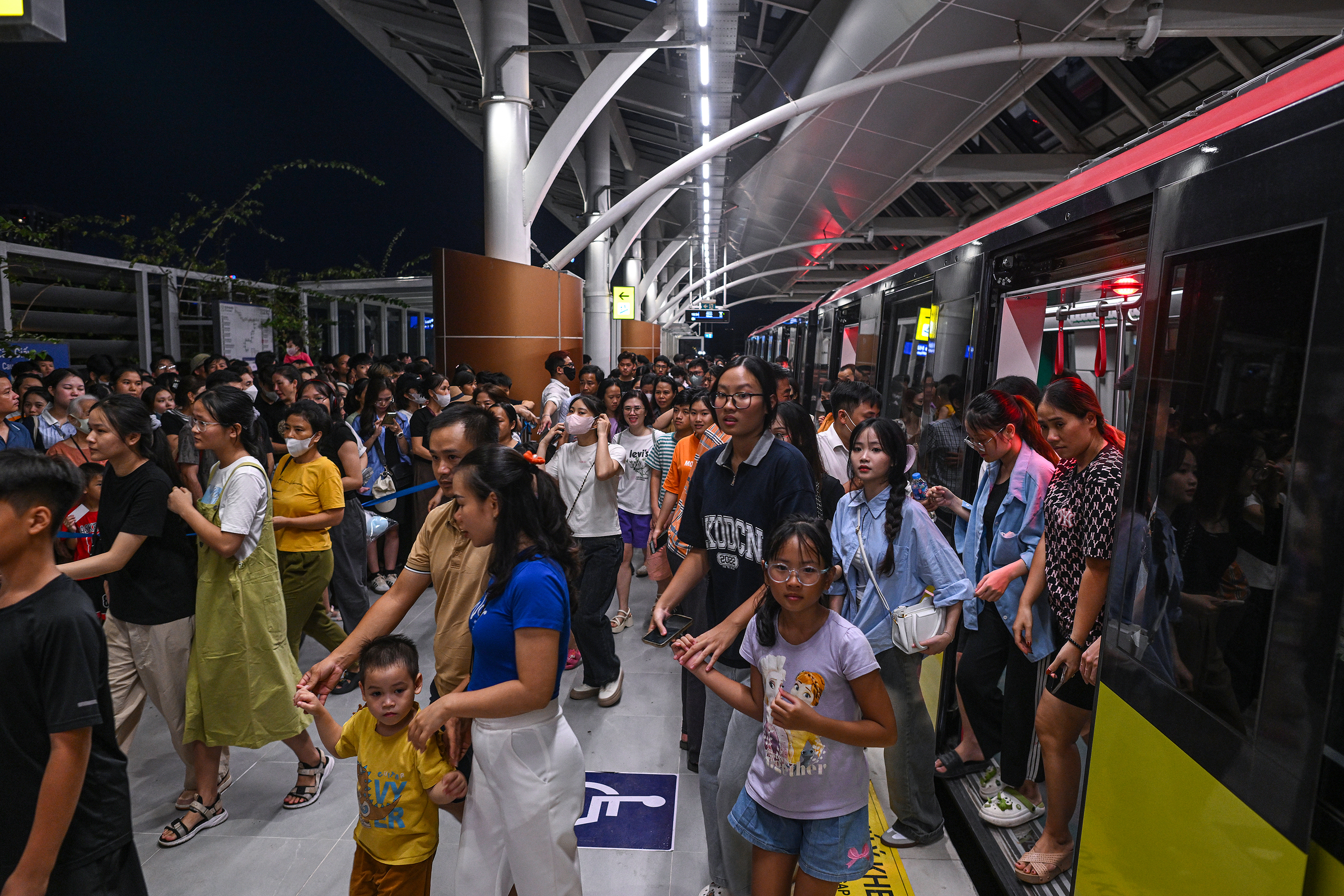 Người dân xếp hàng đi tàu điện tuyến metro Nhổn - ga Hà Nội ngày 11/8. Ảnh: Giang Huy