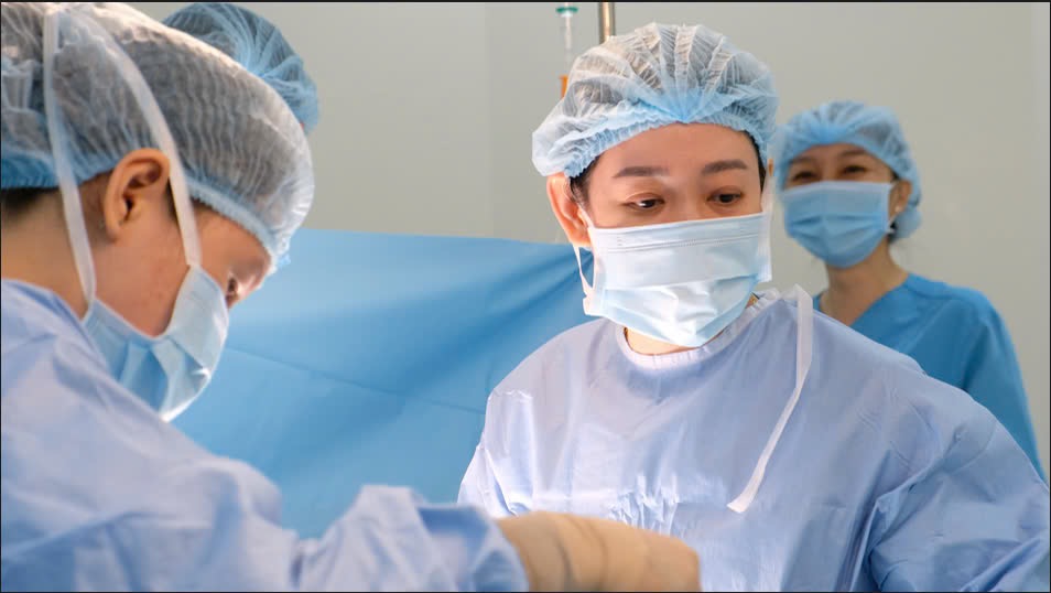 Các bác sĩ phẫu thuật cho sản phụ. Ảnh: Bệnh viện cung cấp