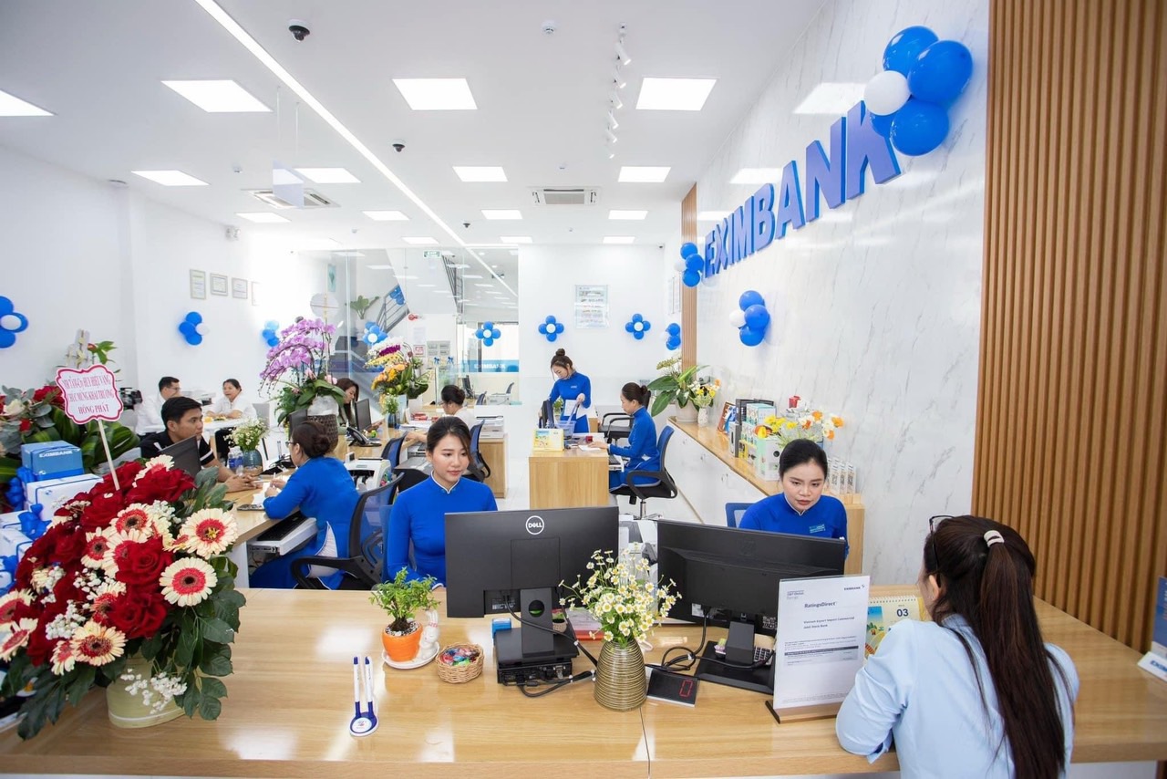 Khách hàng giao dịch tại Eximbank. Ảnh: Eximbank