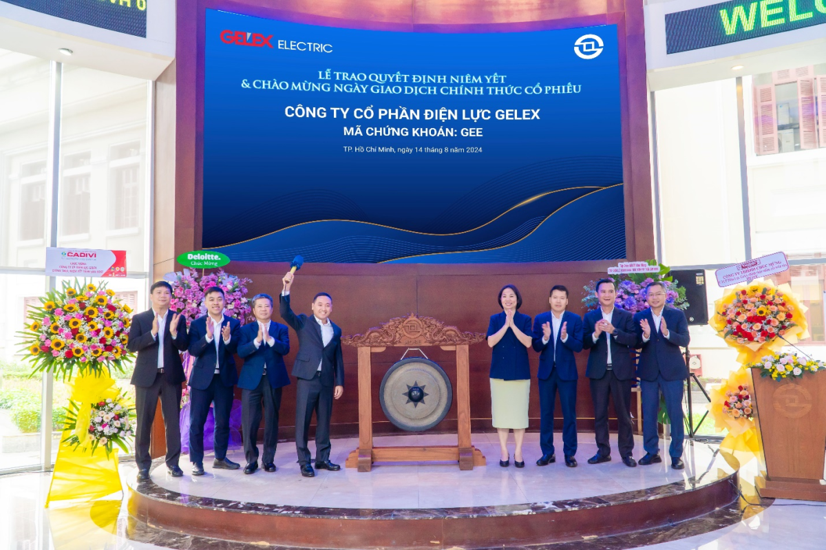 Lãnh đạo Gelex Electric thực hiện nghi thức đánh chiêng trong ngày đầu GEE trên HoSE. Ảnh: Gelex
