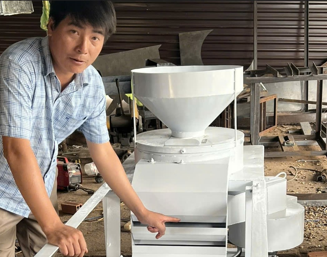 Anh Khánh bên máy tách vỏ sachi do mình chế tạo. Ảnh: NVCC