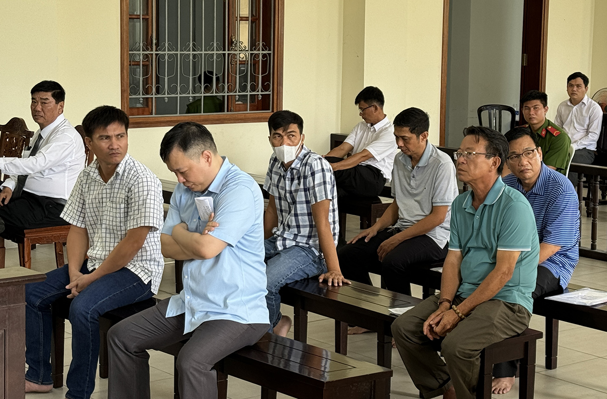 Nhóm 6 bị cáo tại phiên tòa ngày 12/8. Ảnh: An Bình