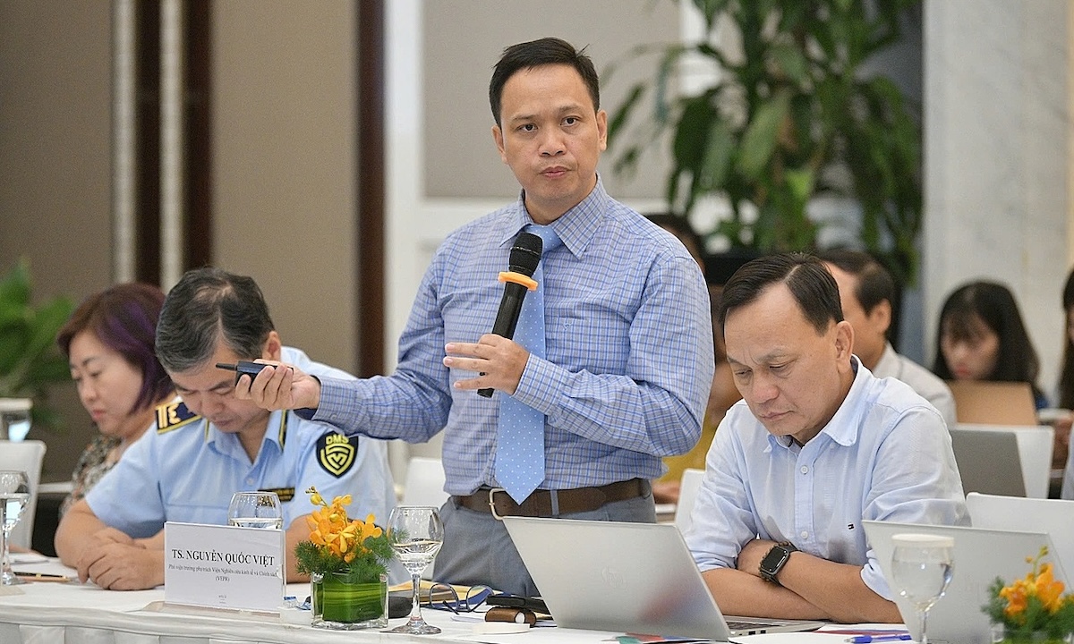 TS Nguyễn Quốc Việt, Phó viện trưởng Viện Nghiên cứu Kinh tế và chính sách (VERP) phát biểu tại hội thảo, ngày 8/8. Ảnh: VBA