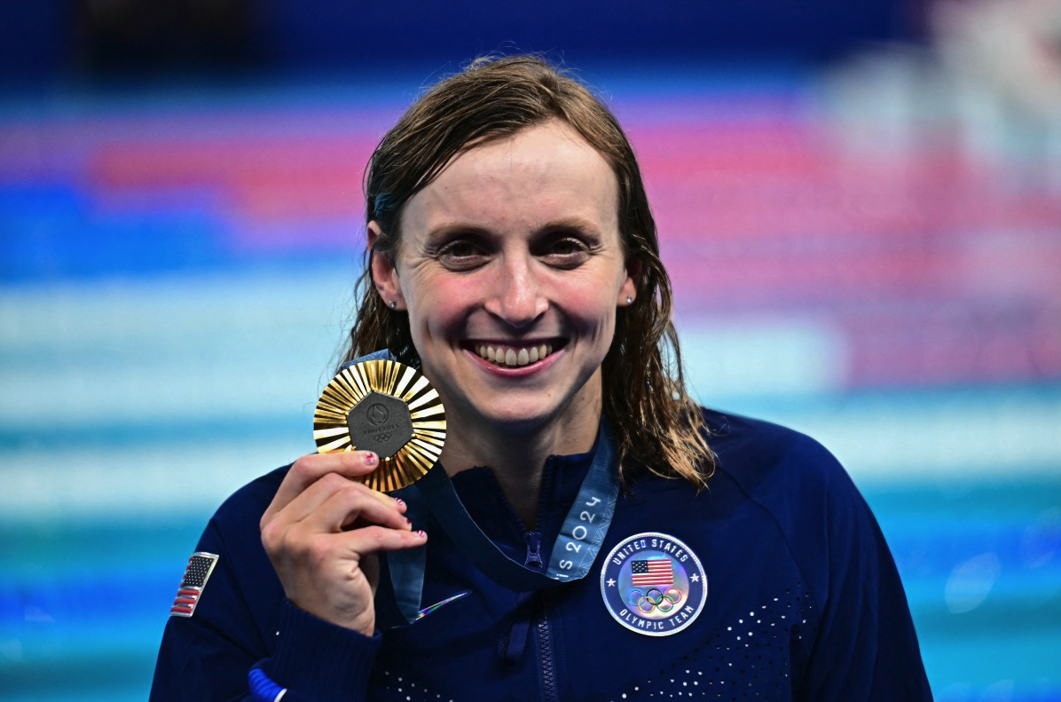 Katie Ledecky đi vào lịch sử khi giành HC vàng 800m tự do lần thứ tư liên tiếp tại Olympic. Ảnh: AFP