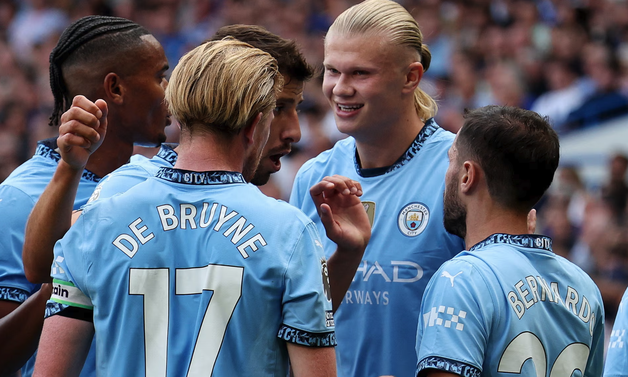 Haaland chia vui với đồng đội sau khi mở tỷ số cho Man City vào lưới Chelsea. Ảnh: Reuters