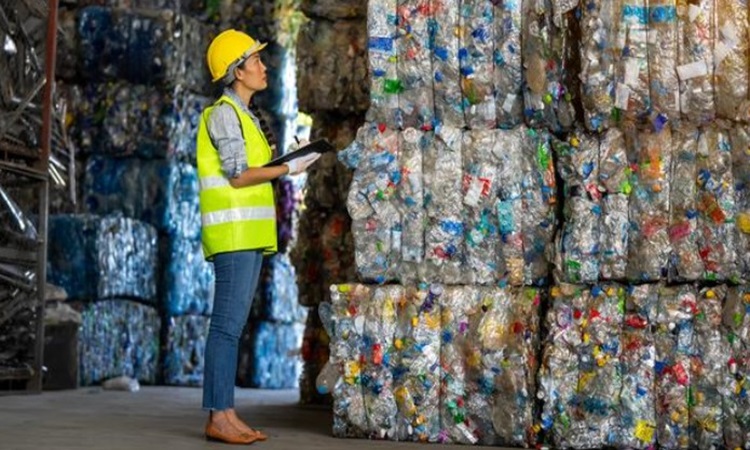Tái chế hóa học có nhiều lợi thế về xử lý rác thải nhựa so với tái chế cơ học. Ảnh: iStock
