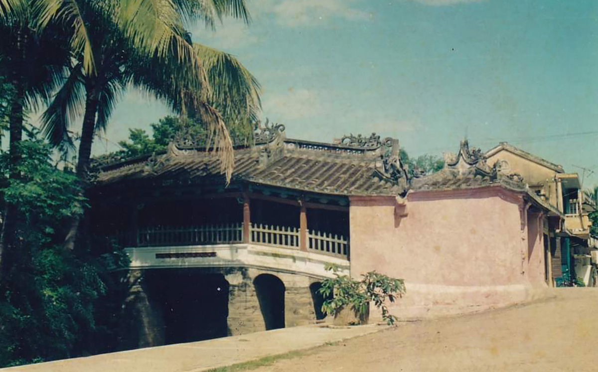 Chùa cầu năm 1986. Ảnh chụp lại