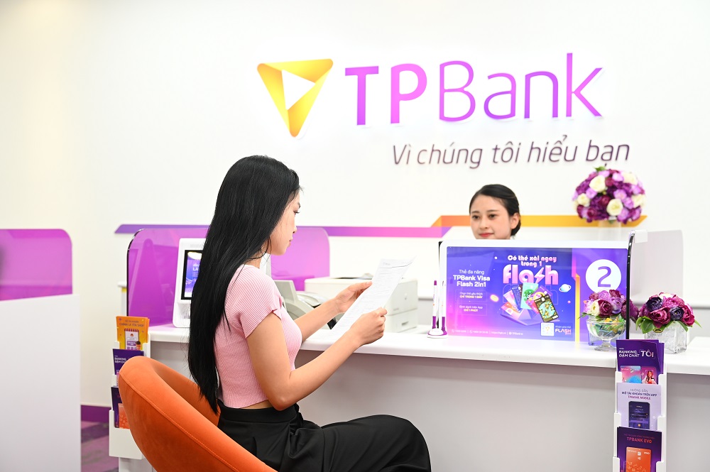 Khách hàng giao dịch tại chi nhánh TPBank. Ảnh: TPBank