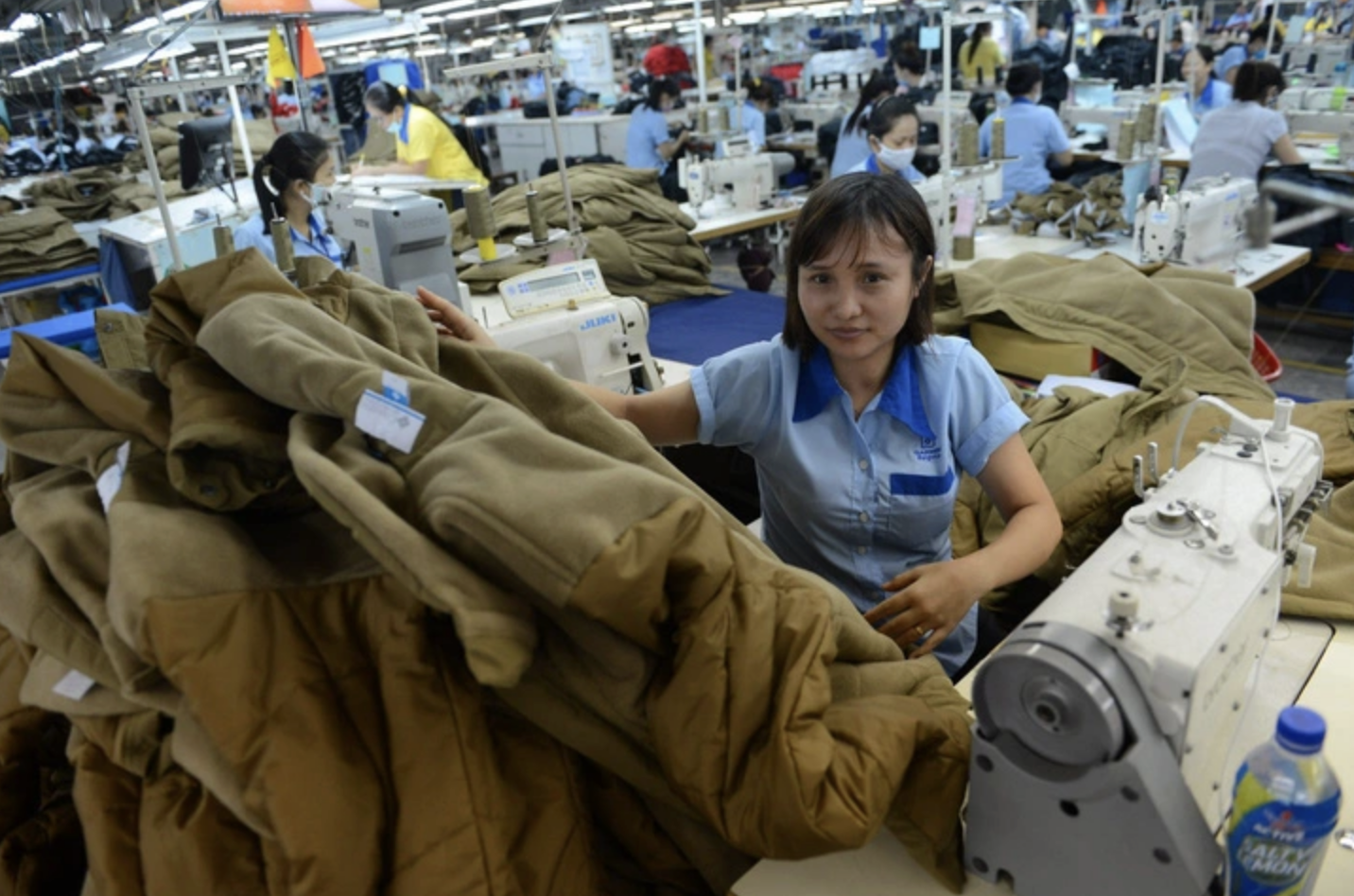 Một ’ông lớn’ ngành dệt may tới nay vẫn ‘trắng’ đơn hàng- Ảnh 1. Bên trong nhà máy Garmex Sài Gòn thời điểm còn hoạt động bình thường - Ảnh: QUANG ĐỊNH