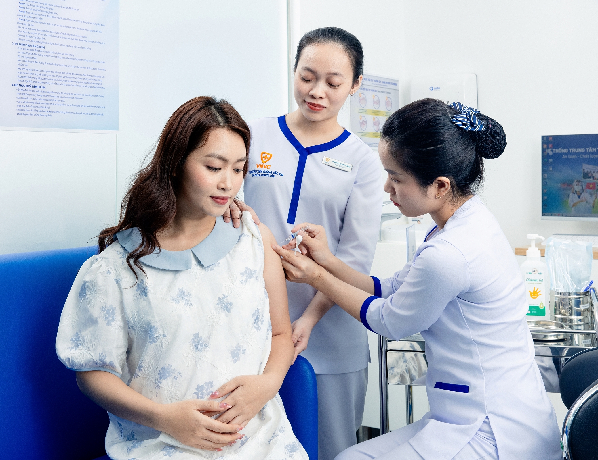 Thai phụ tiêm vaccine phòng bệnh tại Khu tiêm chủng VIP VNVC. Ảnh: Mộc Thảo