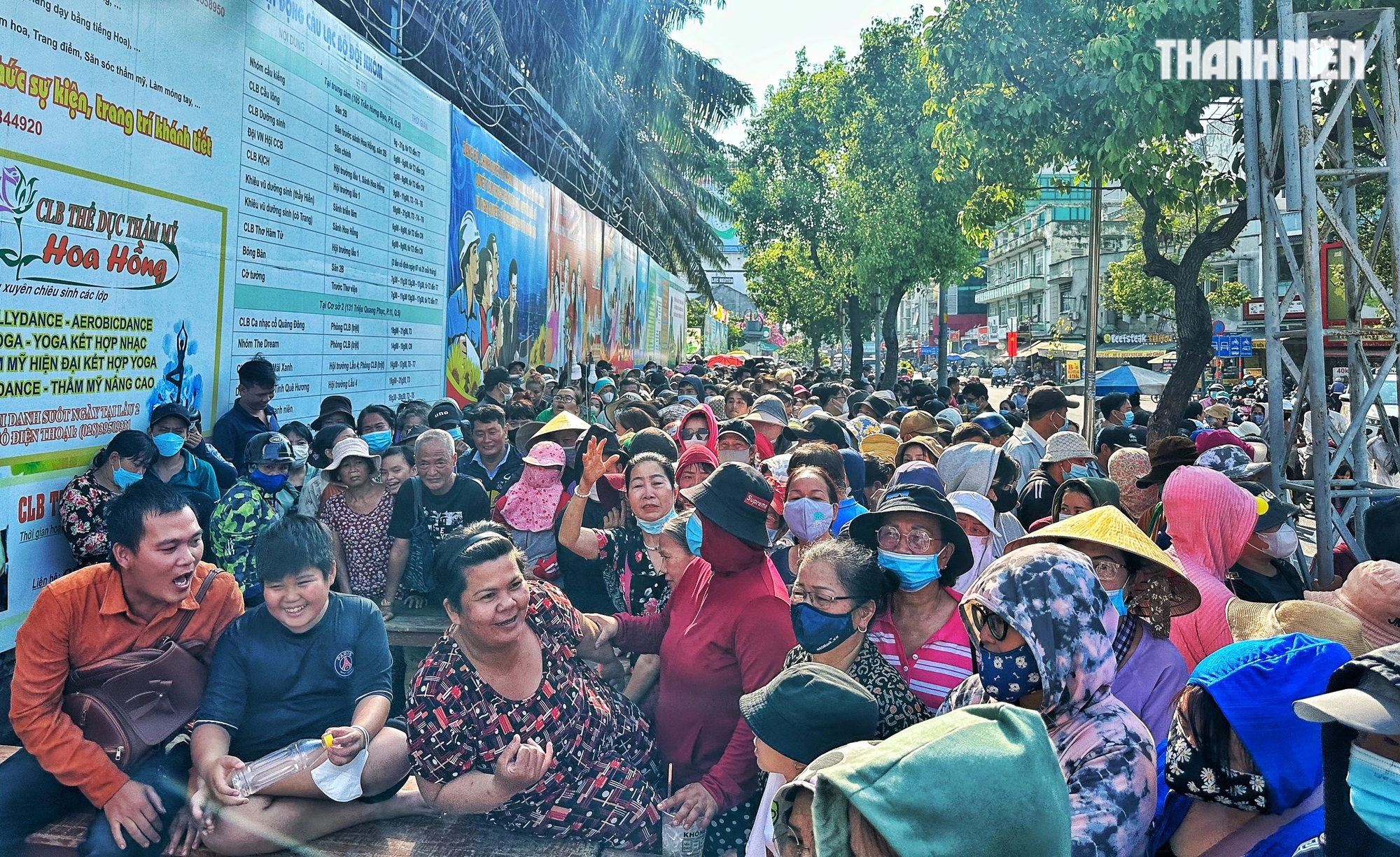 'Biển người' ở TP.HCM cầm... lá cây đi mua món ngon, không xài tiền mặt- Ảnh 1. 'Biển người' ở TP.HCM cầm... lá cây đi mua món ngon, không xài tiền mặt- Ảnh 1.