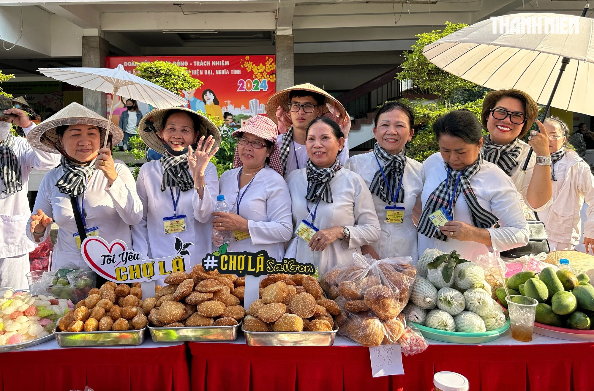 'Biển người' ở TP.HCM cầm... lá cây đi mua món ngon, không xài tiền mặt- Ảnh 3. 'Biển người' ở TP.HCM cầm... lá cây đi mua món ngon, không xài tiền mặt- Ảnh 3.
