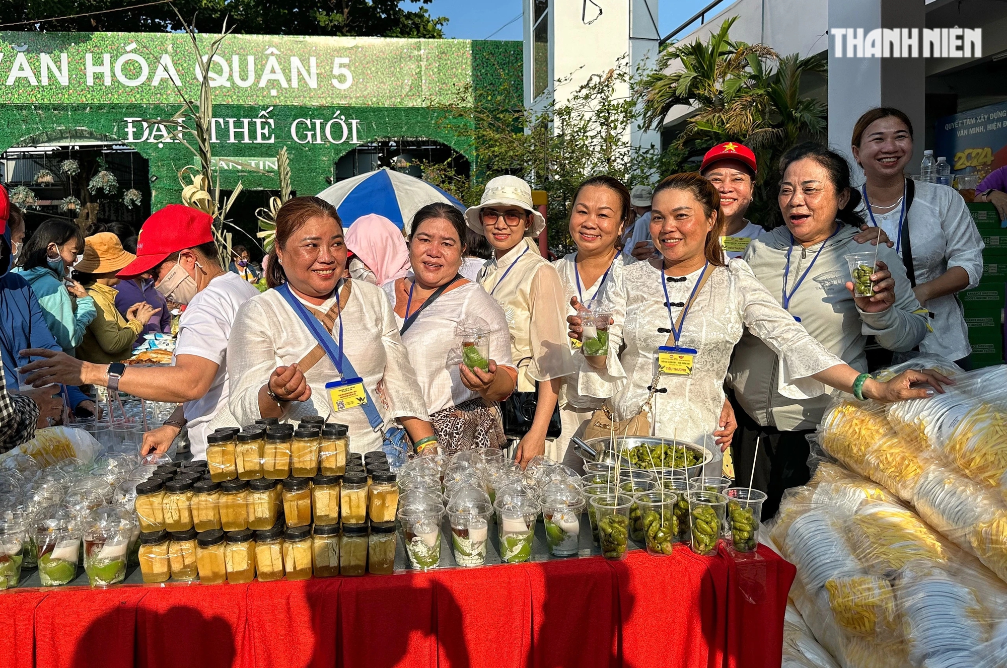 'Biển người' ở TP.HCM cầm... lá cây đi mua món ngon, không xài tiền mặt- Ảnh 4. 'Biển người' ở TP.HCM cầm... lá cây đi mua món ngon, không xài tiền mặt- Ảnh 4.