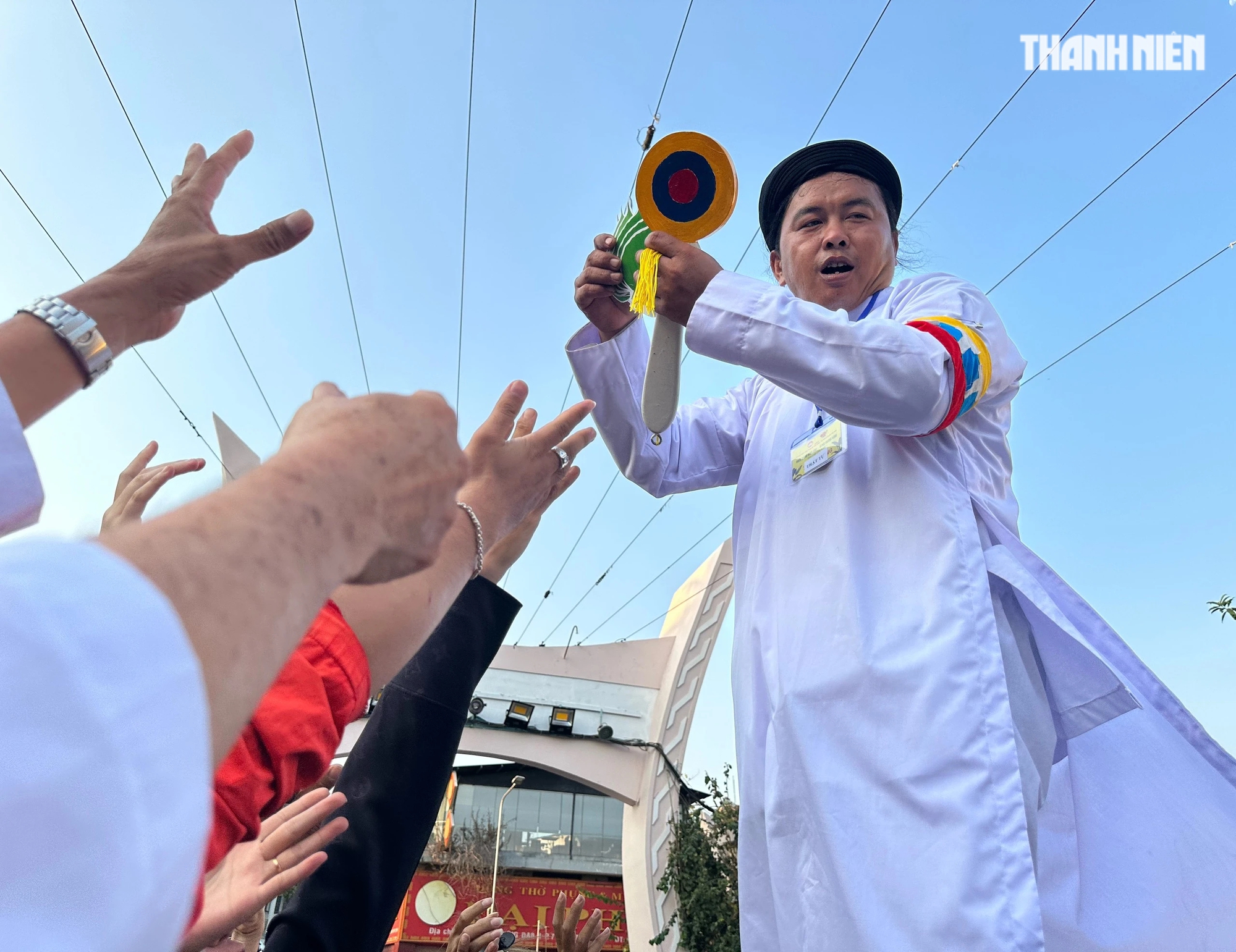 'Biển người' ở TP.HCM cầm... lá cây đi mua món ngon, không xài tiền mặt- Ảnh 10. 'Biển người' ở TP.HCM cầm... lá cây đi mua món ngon, không xài tiền mặt- Ảnh 10.