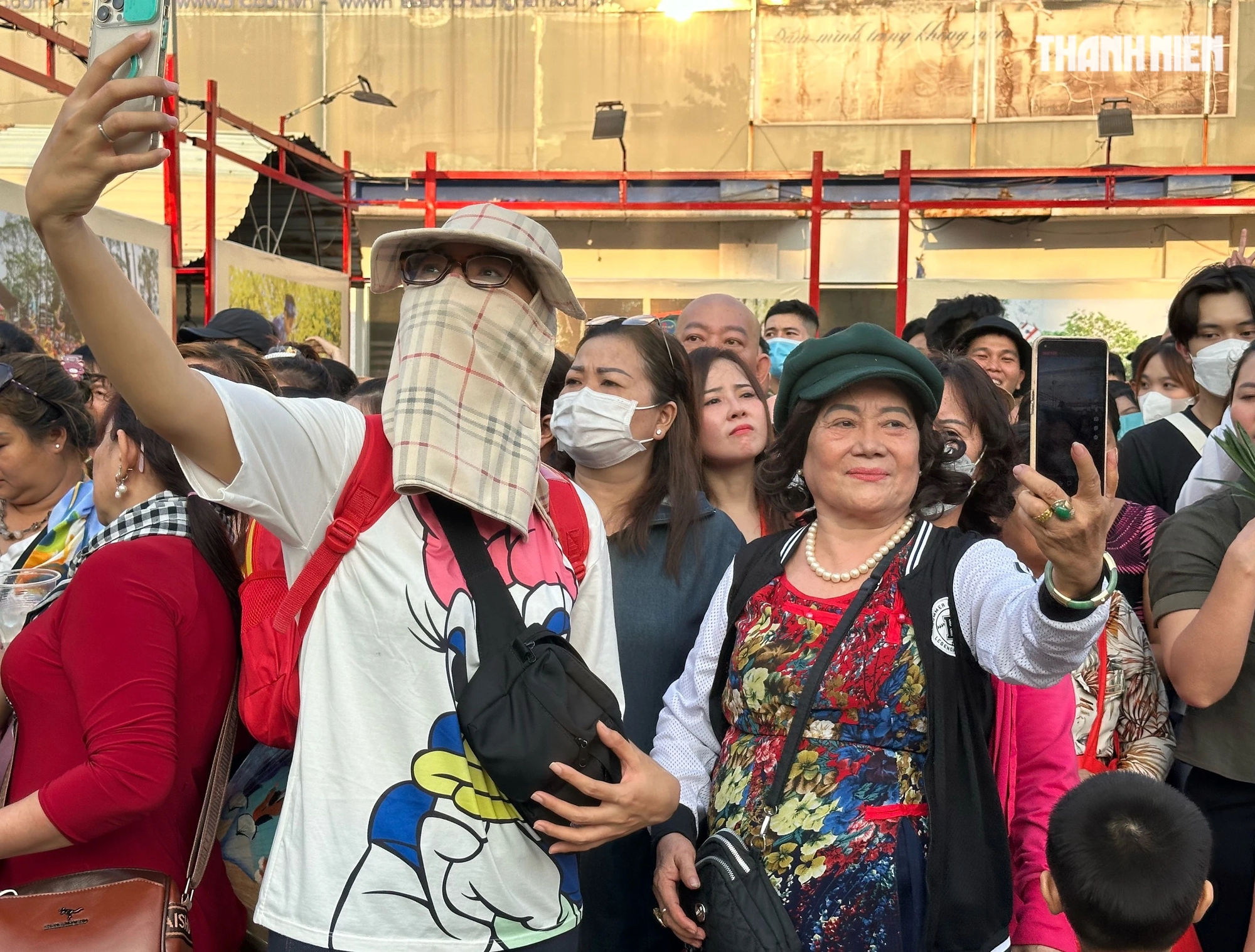 'Biển người' ở TP.HCM cầm... lá cây đi mua món ngon, không xài tiền mặt- Ảnh 12. 'Biển người' ở TP.HCM cầm... lá cây đi mua món ngon, không xài tiền mặt- Ảnh 12.