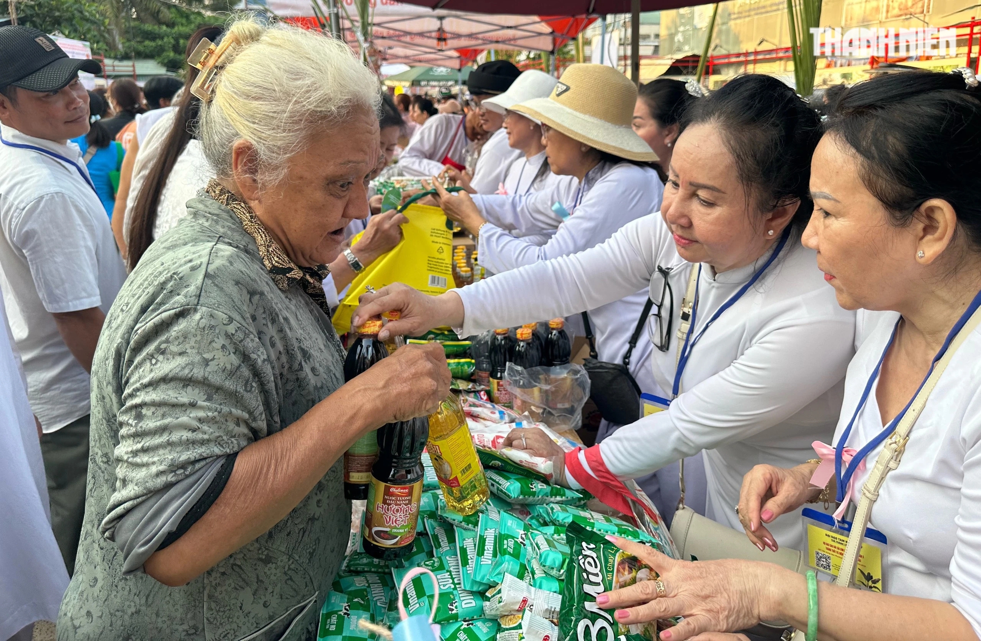'Biển người' ở TP.HCM cầm... lá cây đi mua món ngon, không xài tiền mặt- Ảnh 13. 'Biển người' ở TP.HCM cầm... lá cây đi mua món ngon, không xài tiền mặt- Ảnh 13.