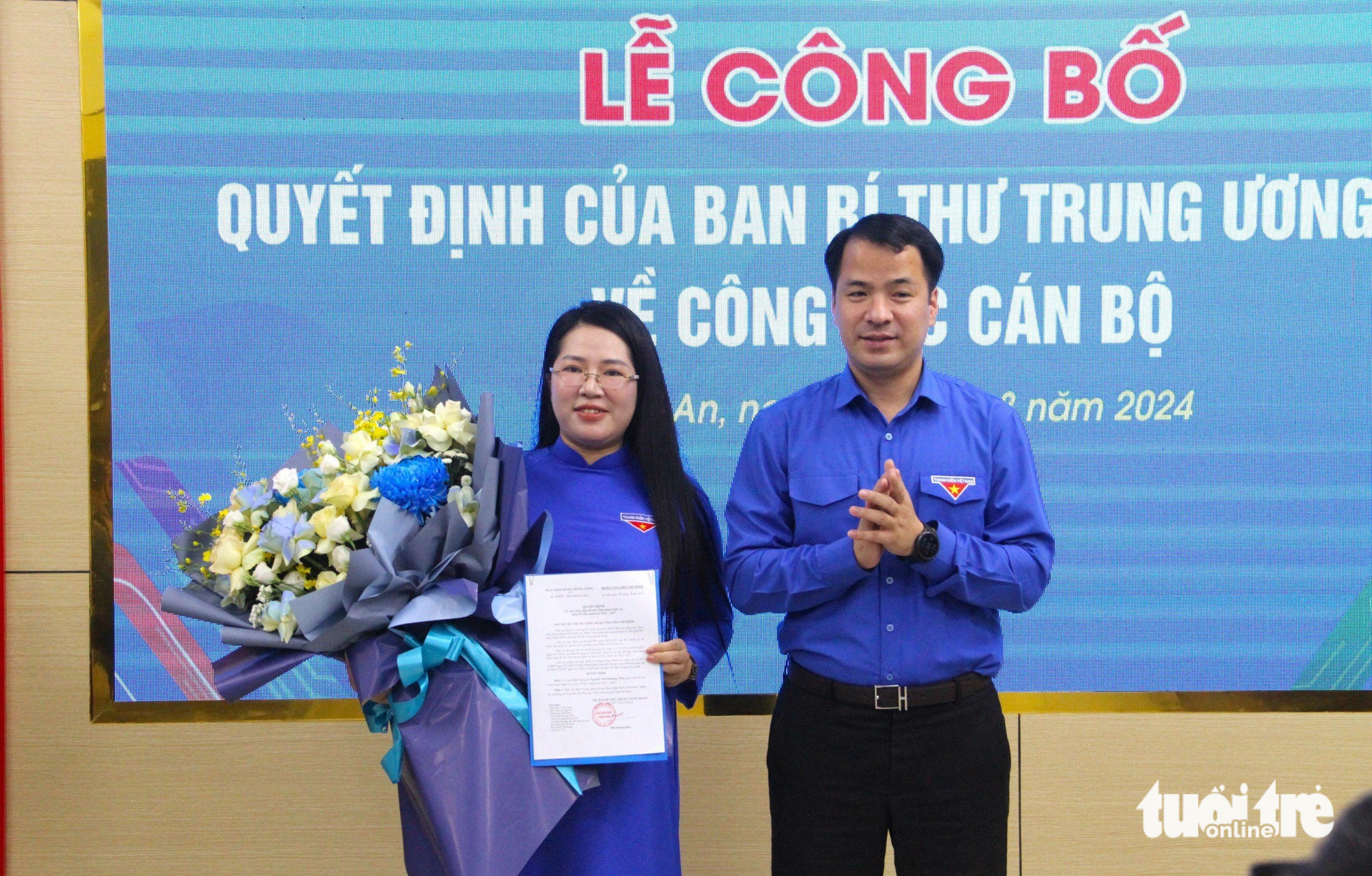 Chị Nguyễn Thị Phương Thúy làm bí thư Tỉnh Đoàn Nghệ An- Ảnh 1. Anh Ngô Văn Cương - bí thư Ban Chấp hành Trung ương Đoàn thanh niên cộng sản Hồ Chí Minh, chủ nhiệm Ủy ban Kiểm tra Trung ương Đoàn - trao quyết định của Ban Bí thư Trung ương Đoàn công nhận chị Nguyễn Thị Phương Thúy giữ chức bí thư Tỉnh Đoàn Nghệ An khóa XVIII, nhiệm kỳ 2022-2027 - Ảnh: DOÃN HÒA