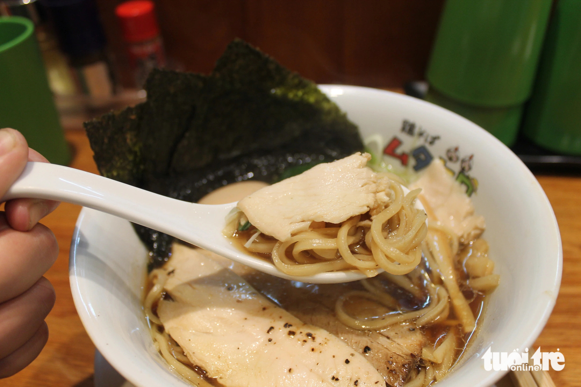 Ăn thử mì ramen chuẩn Nhật, giá chỉ bằng hai tô phở- Ảnh 4. Bên trong tô mì gồm: thịt heo, gà chashu, rong biển khô, măng, hành ba rô, trứng lòng đào ngâm tương và mitsuba (cần tây Nhật) - Ảnh: TÔ CƯỜNG