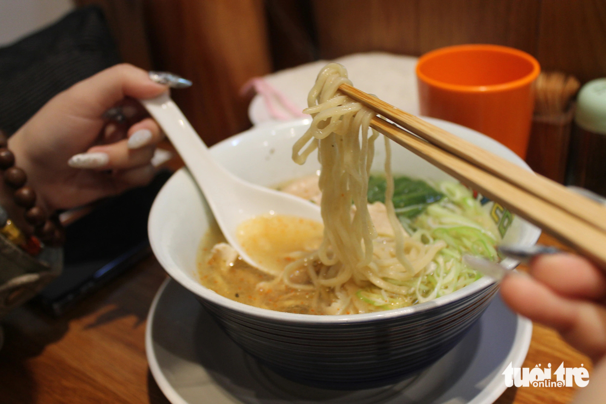 Ăn thử mì ramen chuẩn Nhật, giá chỉ bằng hai tô phở- Ảnh 5. Nước dùng nêm muối thì trong hơn, bên trên thấy rõ mỡ gà nổi lên trông rất hấp dẫn - Ảnh: TÔ CƯỜNG