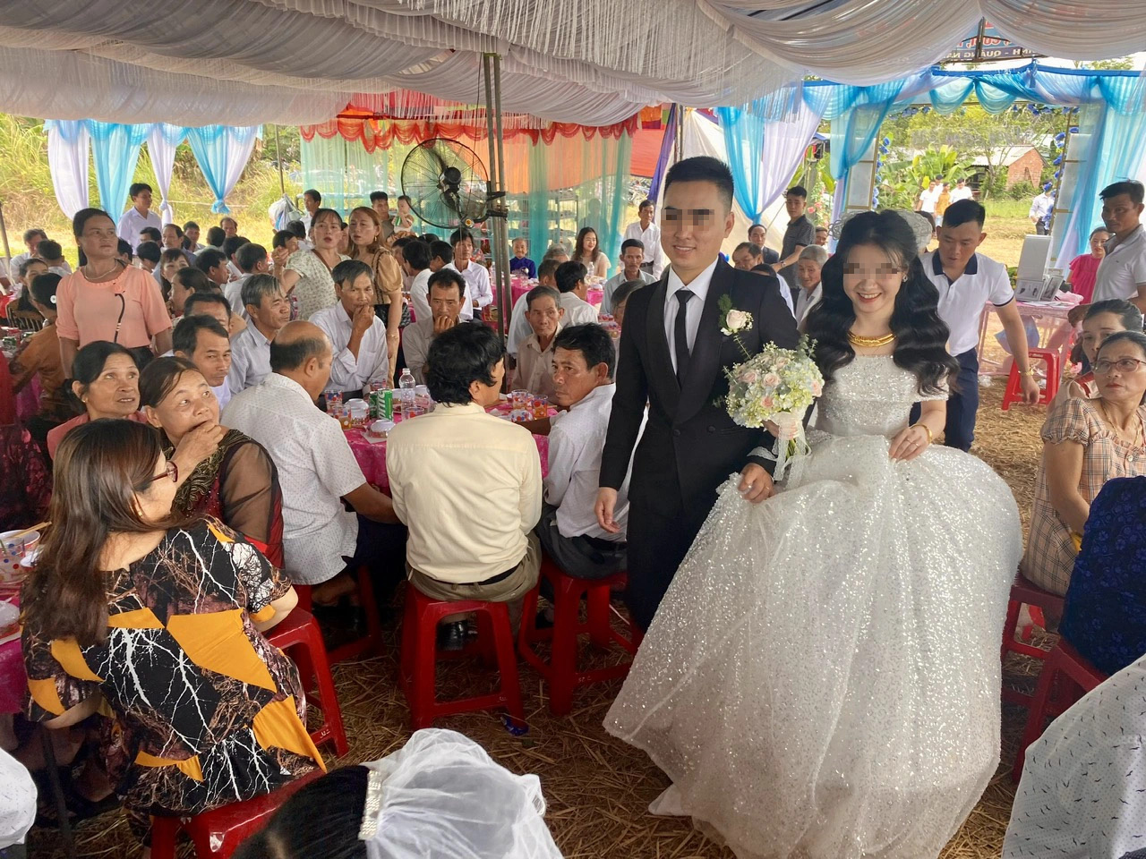 Đám cưới không 'giờ dây thun': Khách đủ bàn là lên mâm- Ảnh 1. Đám cưới không 'giờ dây thun': Khách đủ bàn là lên mâm- Ảnh 1.
