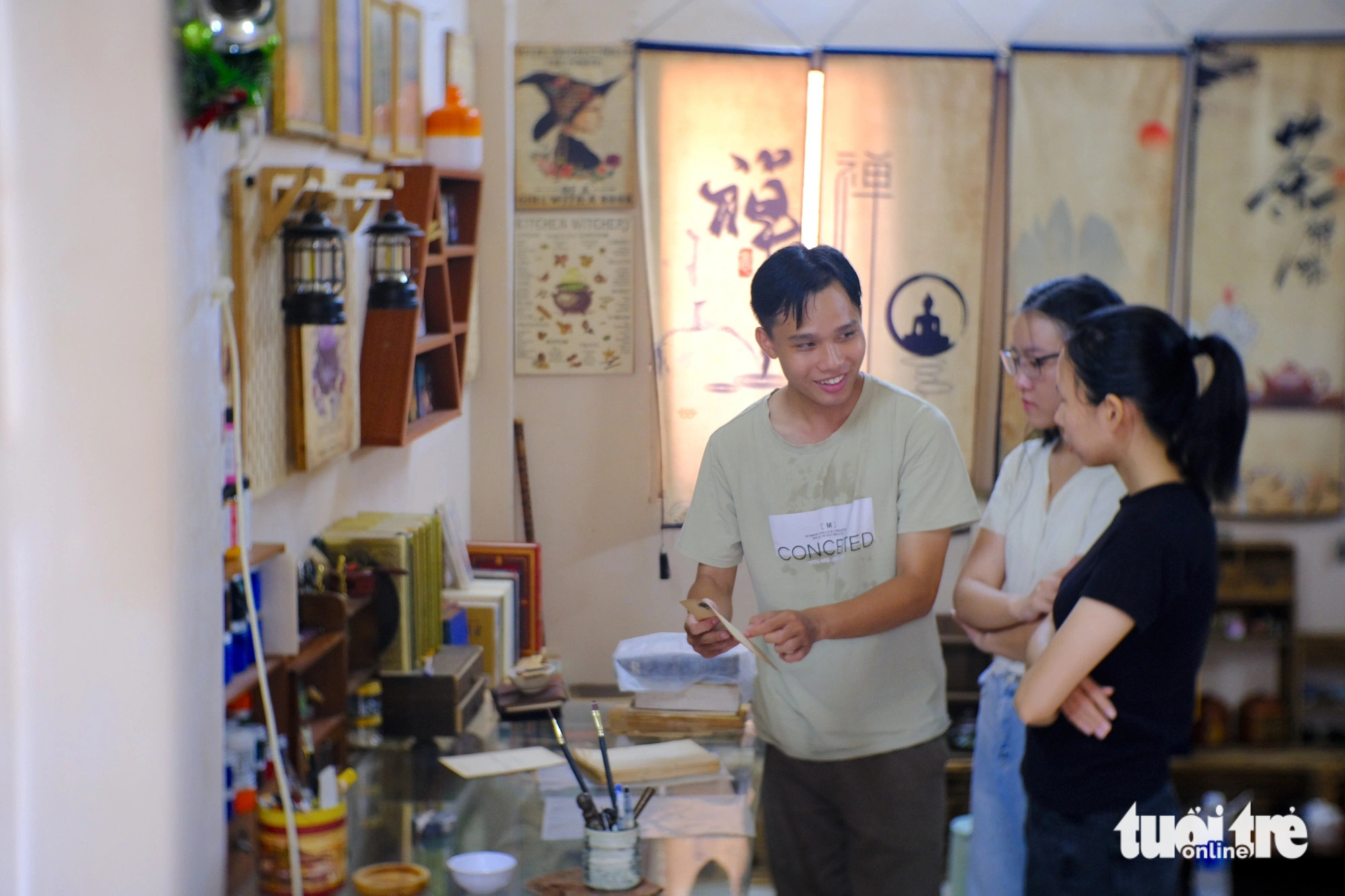 Chàng trai mê phục chế sách, mở lớp miễn phí- Ảnh 1. Có niềm đam mê với sách xưa, Trịnh Hán Quang nhận phục chế sách và mở lớp dạy miễn phí - Ảnh: NGỌC PHƯỢNG
