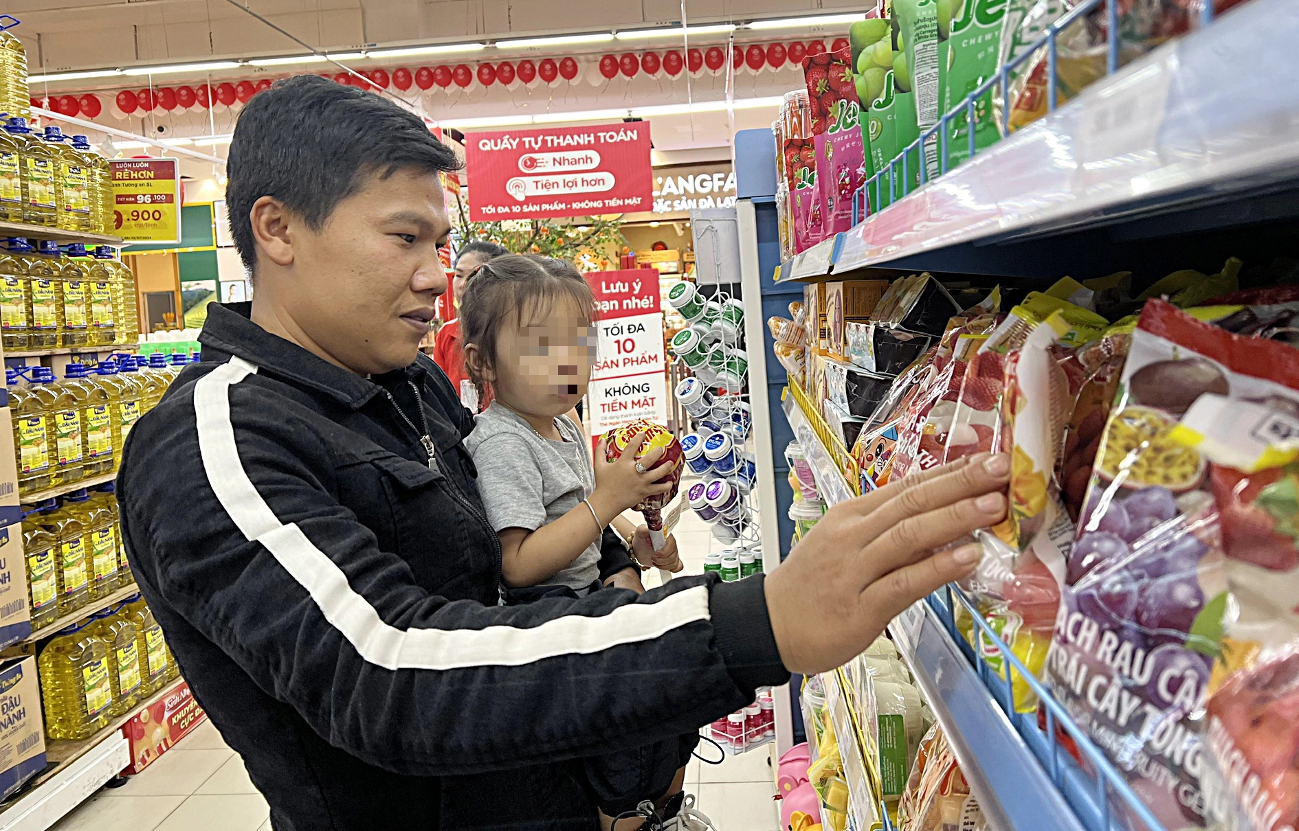 Anh Cả (ngụ Lâm Đồng) cùng con gái út đi trung tâm thương mại nhưng chỉ lòng vòng đi chơi là chính chứ gần như không dám mua gì - Ảnh: CÔNG TRIỆU Thu nhập liên tục giảm, người trẻ chờ sale mới mua sắm- Ảnh 1.