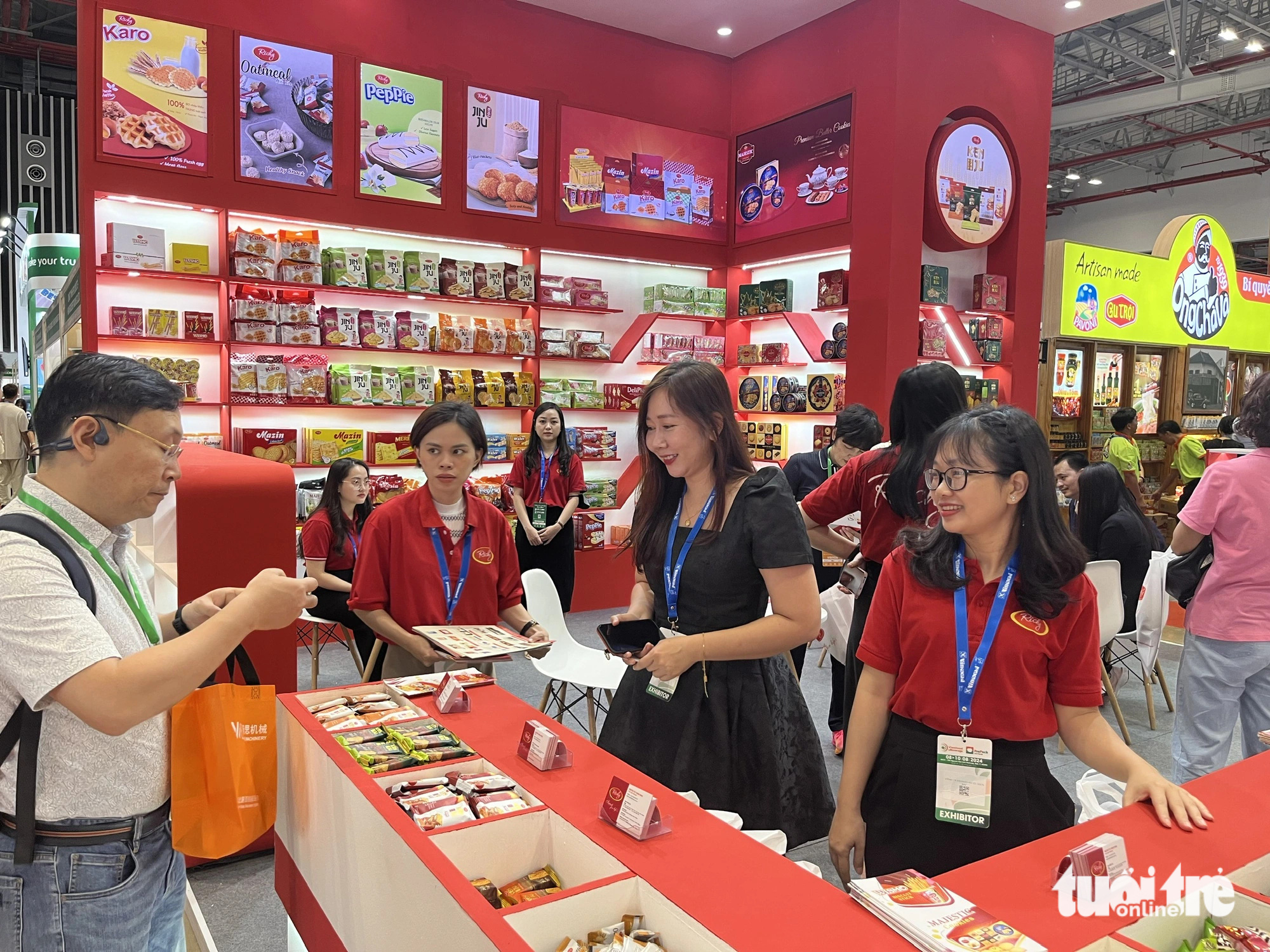 Gần 1.000 doanh nghiệp tham gia triển lãm quốc tế về thực phẩm- Ảnh 2. Nhiều gian hàng đầu tư trưng bày và trải nghiệm sản phẩm tại triển lãm - Ảnh: N.BÌNH