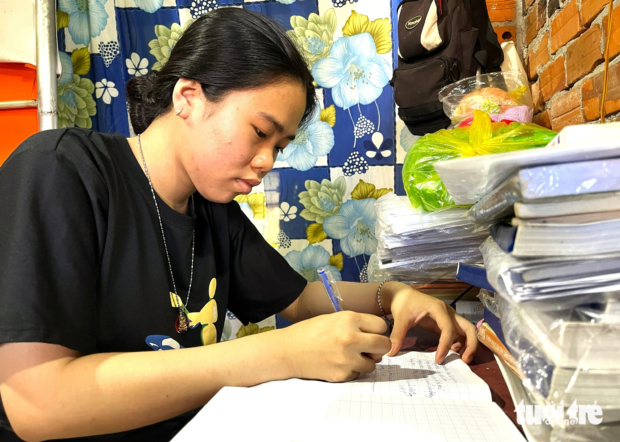Dù khó khăn, em Lê Vũ Hoài Trinh vẫn luôn quyết tâm nỗ lực học tập - Ảnh: NGUYỄN HOÀNG Không cha mẹ, cô bé nữ sinh thành 'cây cao bóng cả' của em mình- Ảnh 1.