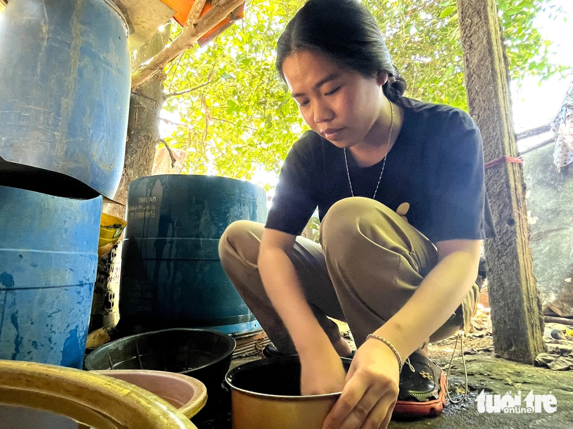 Lê Vũ Hoài Trinh cố gắng vượt qua mọi khó khăn trong cuộc sống để thực hiện ước mơ đặt chân đến giảng đường - Ảnh: NGUYỄN HOÀNG Không cha mẹ, cô bé nữ sinh thành 'cây cao bóng cả' của em mình- Ảnh 2.