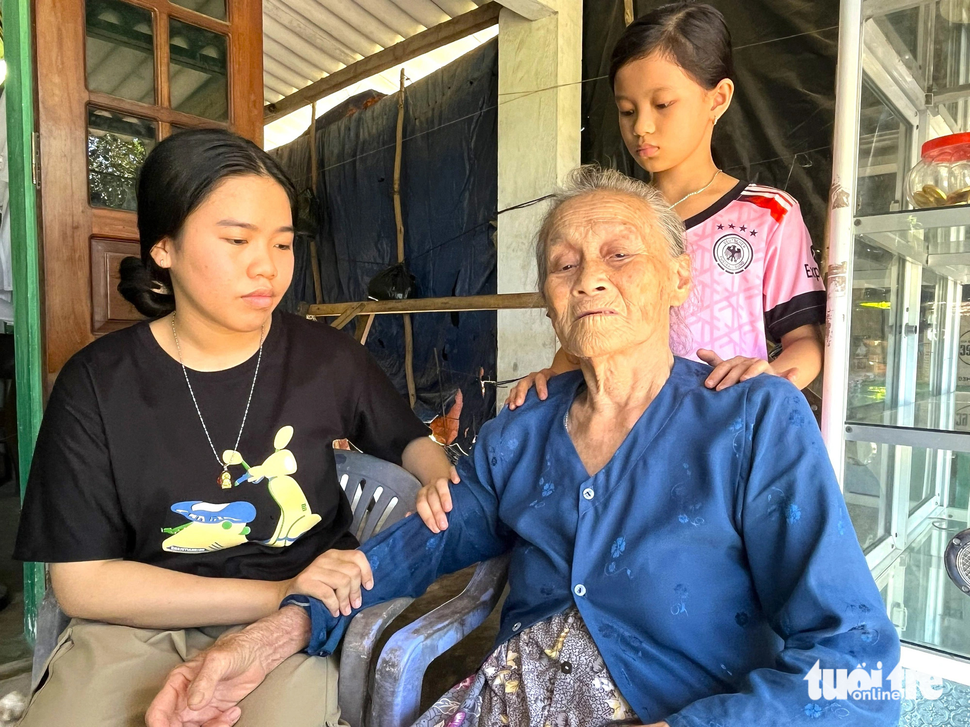 Hoài Trinh cùng em gái và bà ngoại năm nay đã hơn 80 tuổi - Ảnh: NGUYỄN HOÀNG Không cha mẹ, cô bé nữ sinh thành 'cây cao bóng cả' của em mình- Ảnh 5.