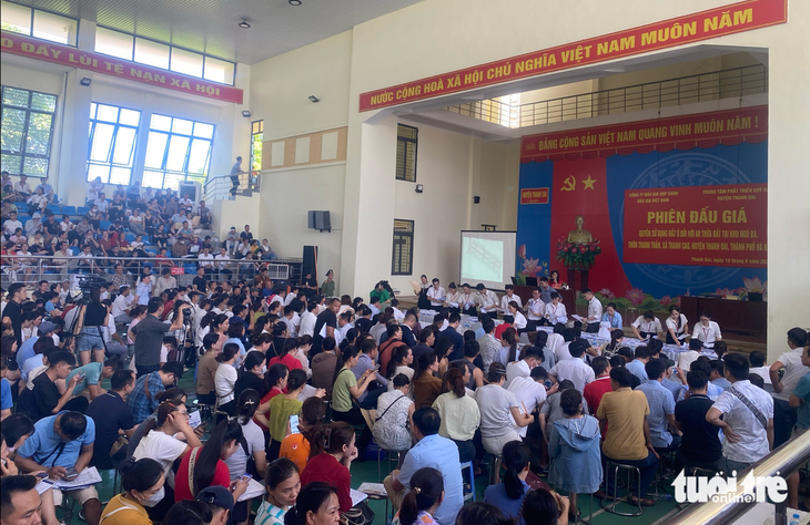 100 triệu đồng/m² đất đấu giá Thanh Oai: Chỉ mang tính chất cục bộ- Ảnh 1. Một góc phiên đấu giá đất tại huyện Thanh Oai ngày 10-8 - Ảnh: MINH CHUYÊN