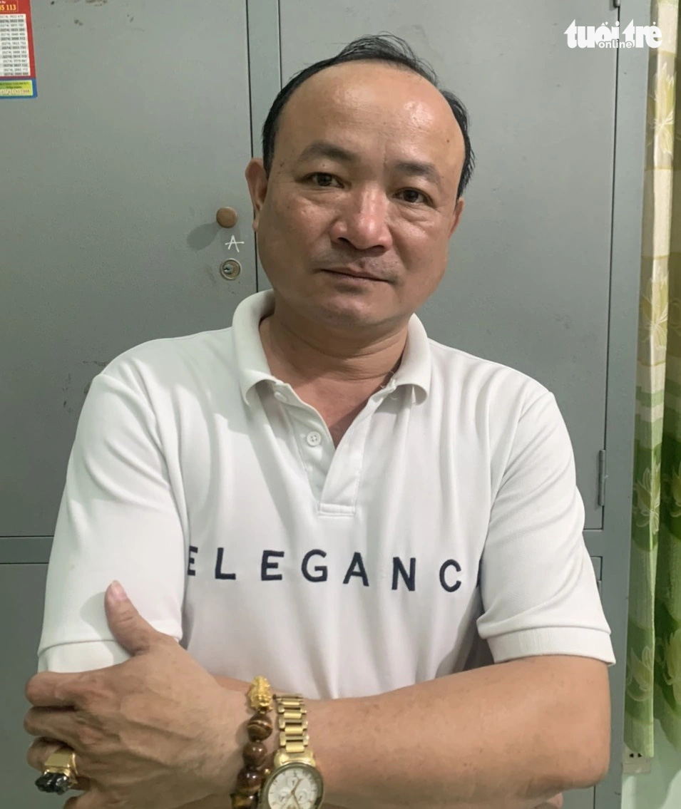 Ông Phong bị công an tạm giữ - Ảnh: N.H. Tạm giữ người đàn ông dùng xương bò dài 30cm đập vỡ kính ô tô, dọa đánh người- Ảnh 1.