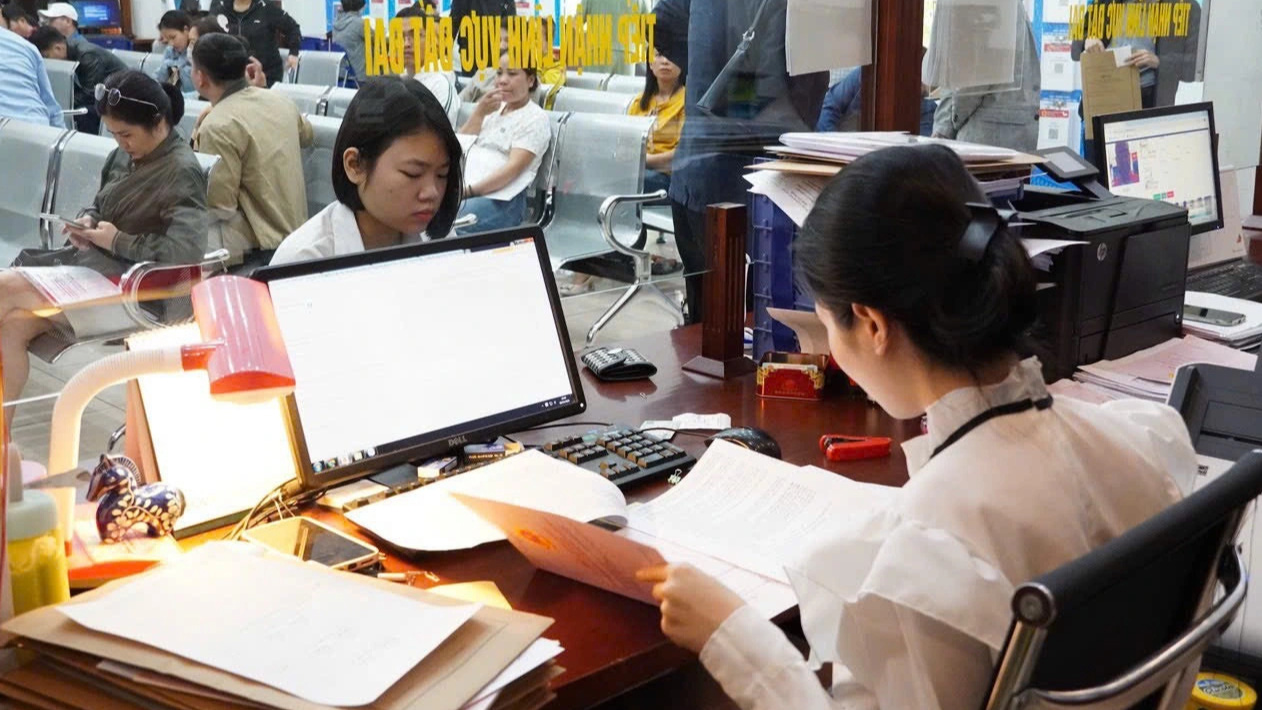 Cần có lộ trình điều chỉnh giá đất- Ảnh 4. Người dân làm thủ tục đăng ký đất đai tại bộ phận một cửa quận Hà Đông, Hà Nội - Ảnh: NGUYỄN HÙNG