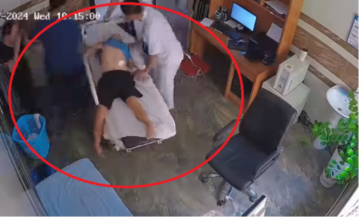 Cấp cứu thành công người bệnh ngừng tim khi đang siêu âm- Ảnh 1. Người đàn ông bất ngờ ngừng tim đột ngột khi các bác sĩ đang siêu âm - Ảnh cắt từ clip