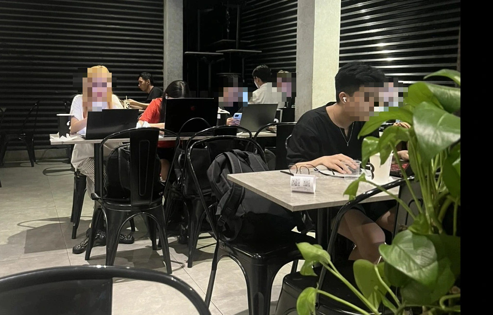 Nhiều người chọn quán cà phê là nơi làm việc ca 3- Ảnh 1. Nhiều người chọn quán cà phê là nơi làm việc ca 3 - Ảnh 1.