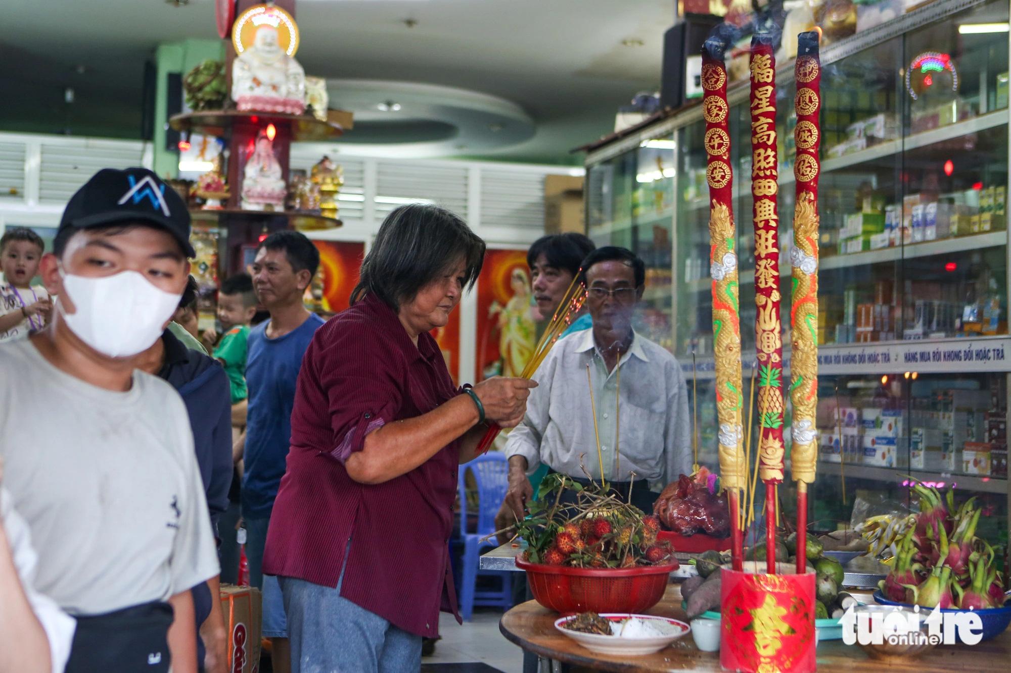Hàng trăm thanh niên thất vọng ra về vì không giật được tiền ngày cúng cô hồn- Ảnh 3. Hàng trăm thanh niên thất vọng ra về vì không giật được tiền ngày cúng cô hồn- Ảnh 3.