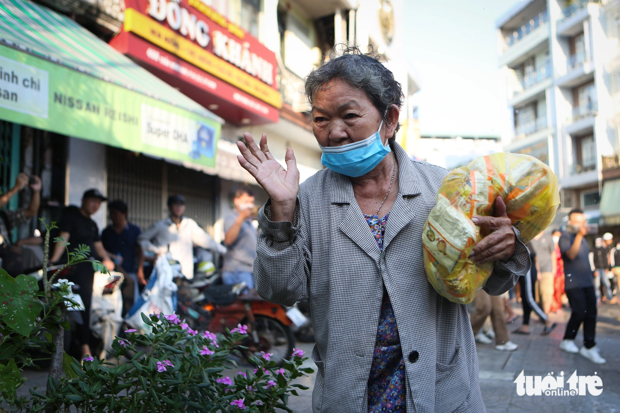 Hàng trăm thanh niên thất vọng ra về vì không giật được tiền ngày cúng cô hồn- Ảnh 5. Hàng trăm thanh niên thất vọng ra về vì không giật được tiền ngày cúng cô hồn- Ảnh 5.