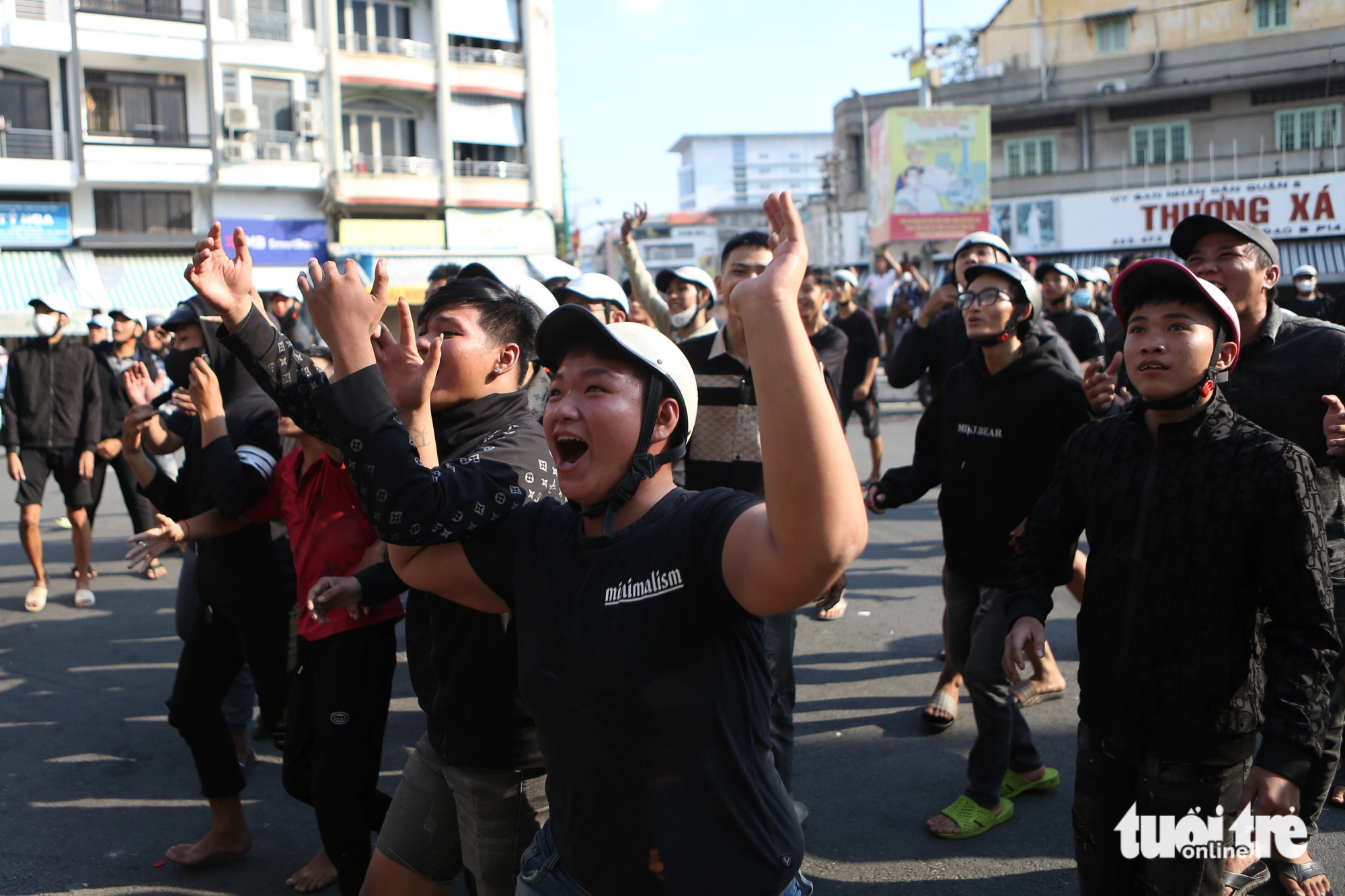 Hàng trăm thanh niên thất vọng ra về vì không giật được tiền ngày cúng cô hồn- Ảnh 7. Hàng trăm thanh niên thất vọng ra về vì không giật được tiền ngày cúng cô hồn- Ảnh 7.