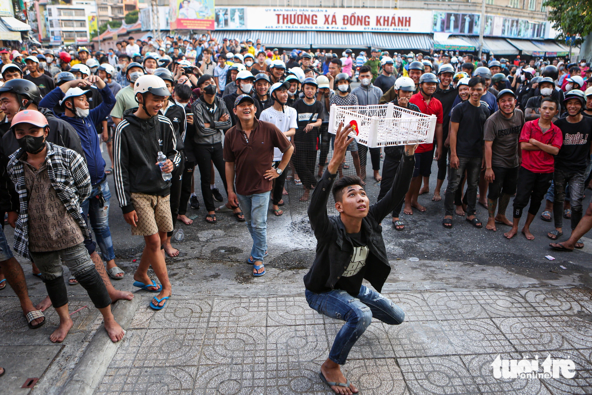 Hàng trăm thanh niên thất vọng ra về vì không giật được tiền ngày cúng cô hồn- Ảnh 9. Đến gần 18h, vòng xoay Đèn Năm Ngọn vẫn kín người chờ đợi