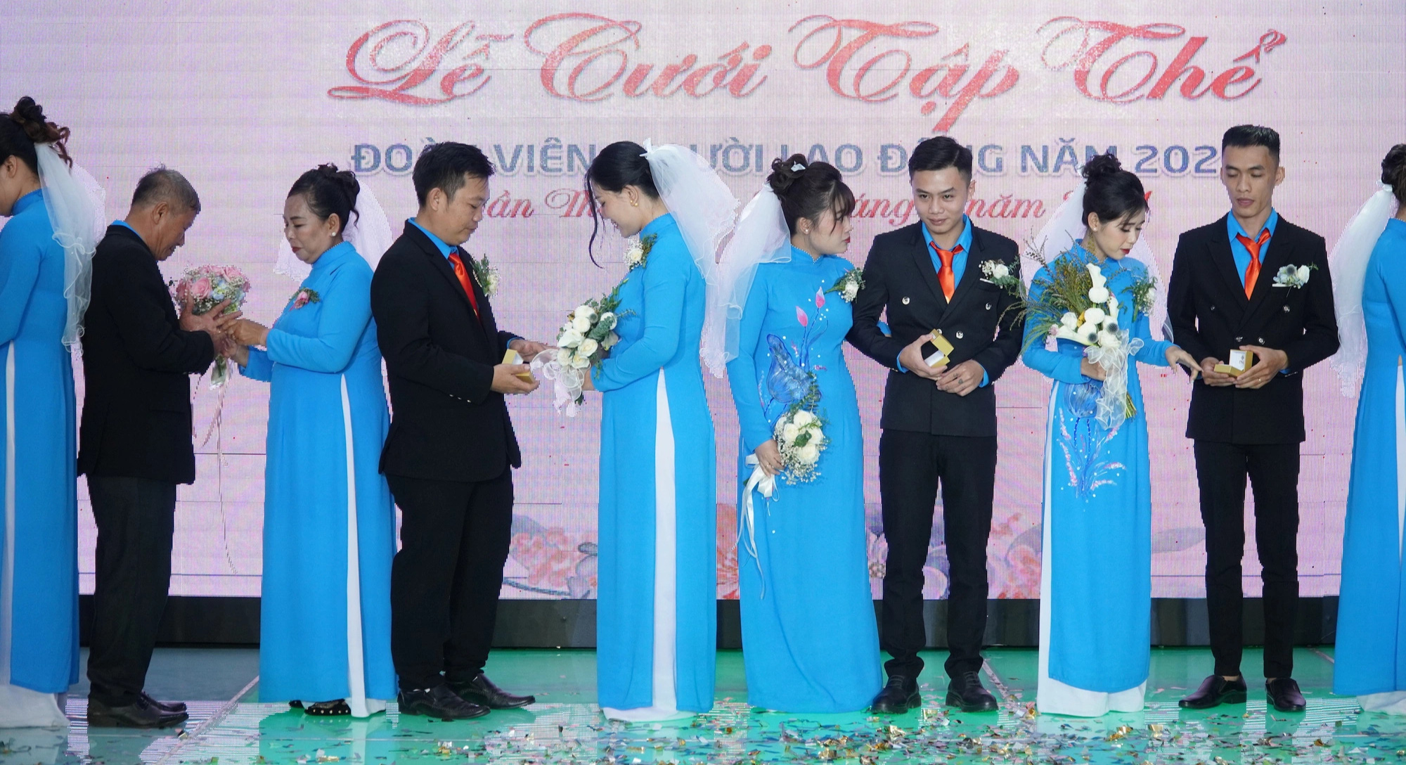 Ngày hạnh phúc của 8 cặp đôi trong đám cưới tập thể- Ảnh 1. Ngày hạnh phúc của 8 cặp đôi trong đám cưới tập thể- Ảnh 1.