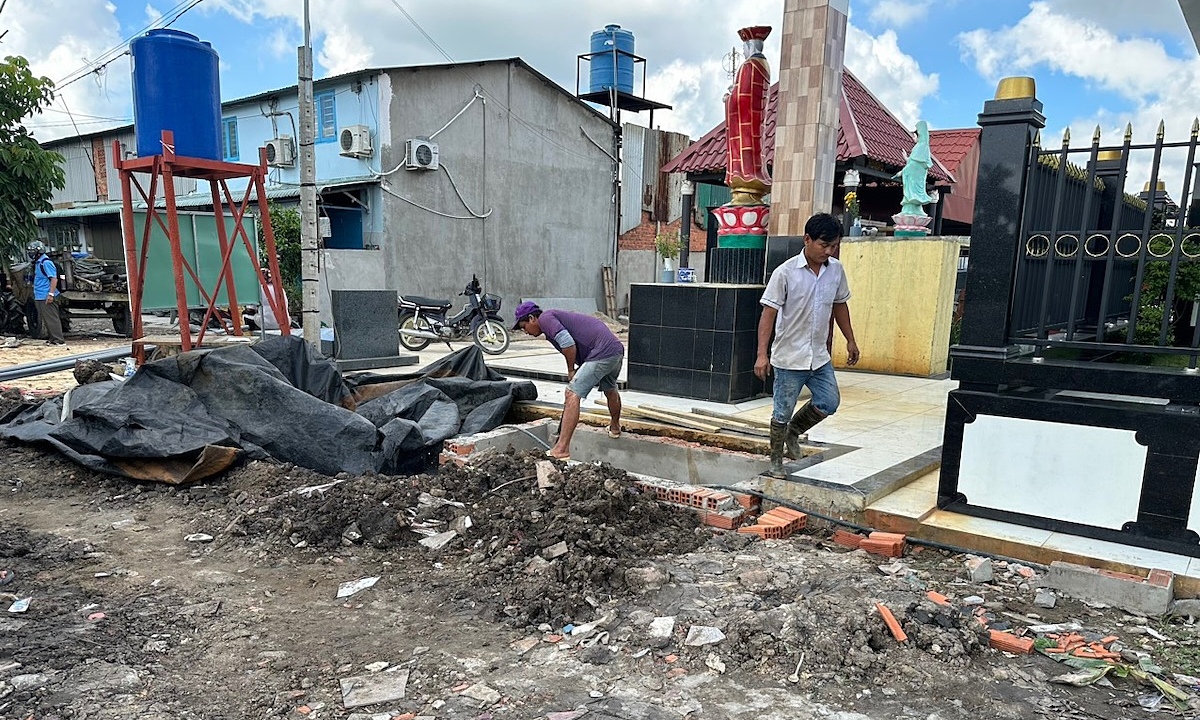 UBND xã Vĩnh Lộc A san lắp hai phần mộ mới xây dựng trên khu đất nông nghiệp. Ảnh: Quốc Việt