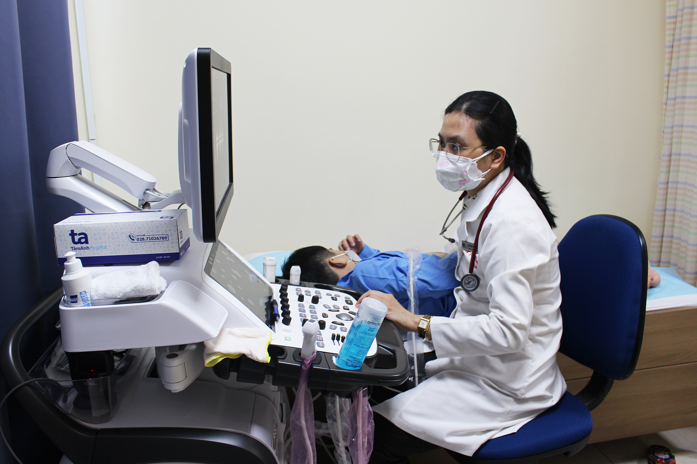 Bác sĩ Minh Thủy siêu âm cho một bệnh nhi bị tim bẩm sinh. Ảnh minh họa: Bệnh viện Đa khoa Tâm Anh