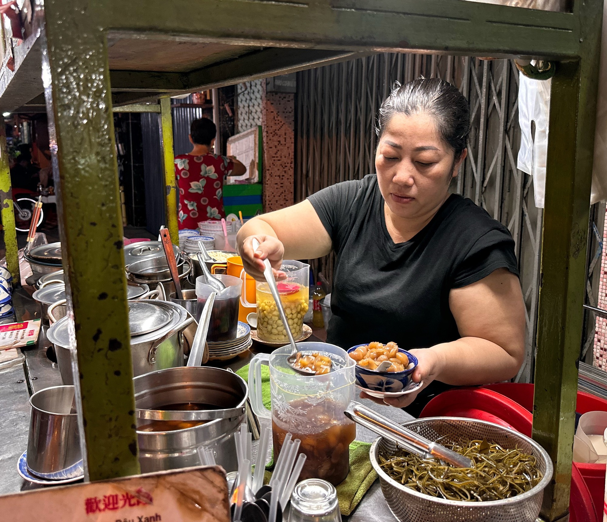 Xe chè đêm không tên 30 năm ở Chợ Lớn: 4 đời chủ, menu không để giá vì…- Ảnh 1. Xe chè đêm không tên 30 năm ở Chợ Lớn: 4 đời chủ, menu không để giá vì…- Ảnh 1.
