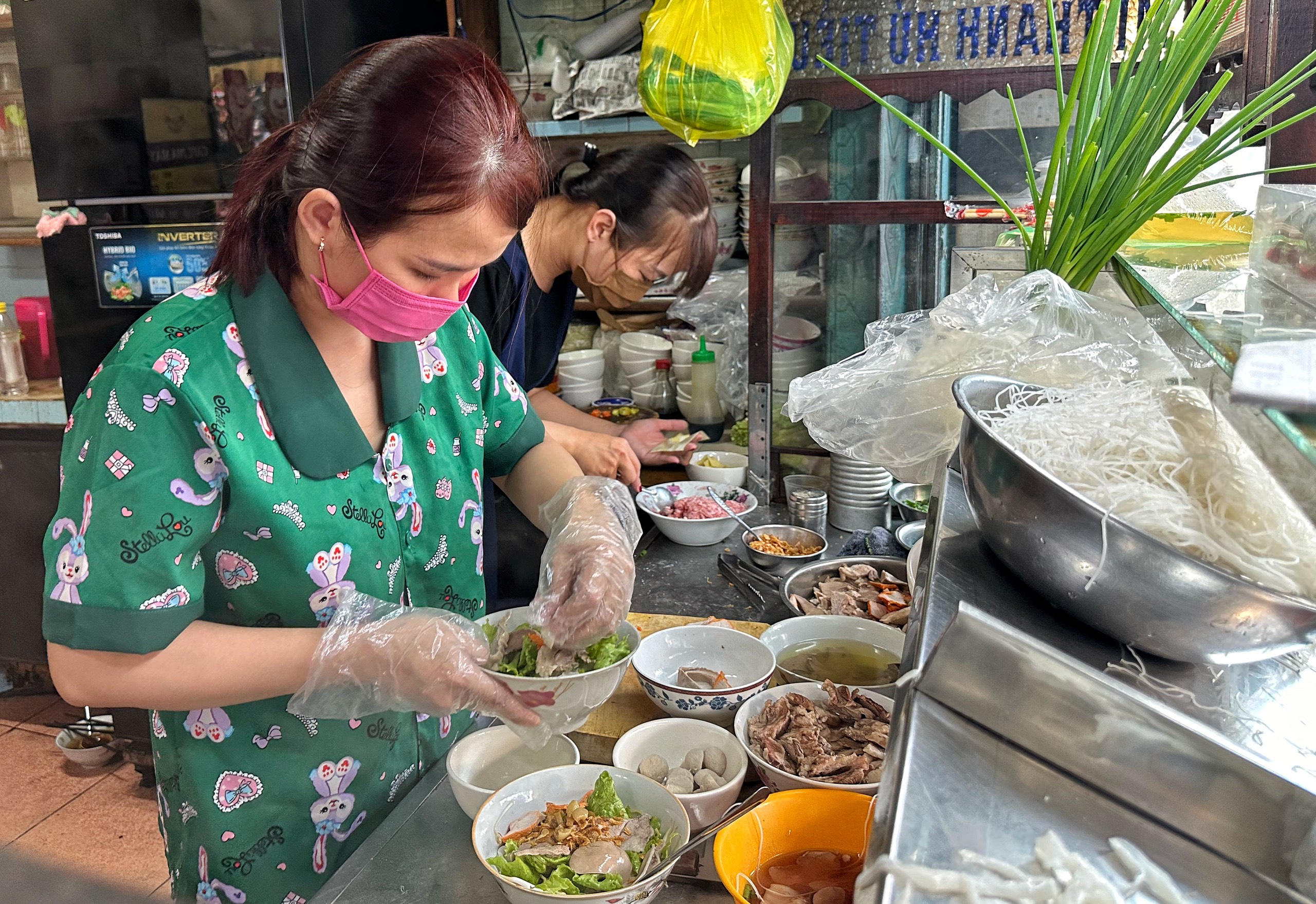 Quán mì ở TP.HCM trong phim Mai của Trấn Thành: 40 năm qua lần đầu bán hết sớm 4 tiếng - Ảnh 5. Quán mì ở TP.HCM trong phim Mai của Trấn Thành: 40 năm qua lần đầu bán hết sớm 4 tiếng - Ảnh 5.